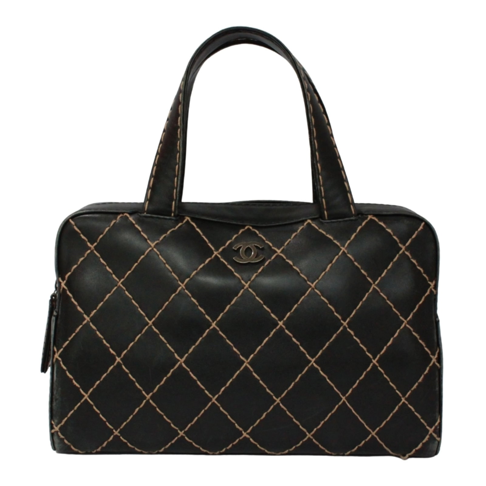 Leather Handbag Chanel: Leather Handbag Chanel Black leather Chanel handbag from Italy, measuring 21cm x 33cm x 13cm. This stylish bag features high-quality materials and a classic design. The signature on the bag bears a ma