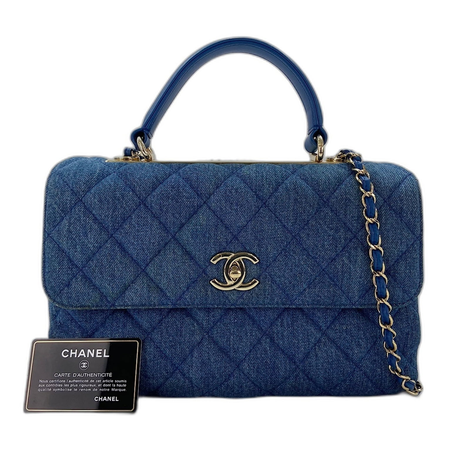 Chanel denim handbag: Chanel denim handbag Blue denim handbag from Chanel, measuring 19cm x 29cm x 6cm, with a classic design and signature. This stylish bag features a unique denim material and a distinctive blue color.