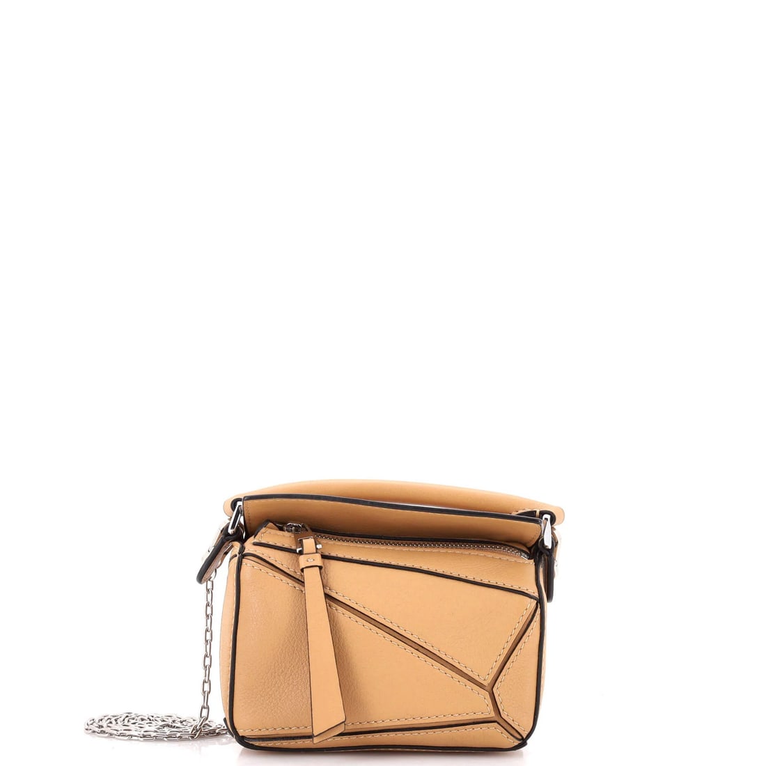 Nano Leather Bag Puzzle Loewe: Nano Leather Bag Puzzle Loewe Nano Leather Bag Puzzle Loewe features a stylish cross body design with minor scuffs and creases on the exterior, while the interior boasts neutral fabric and silver hard