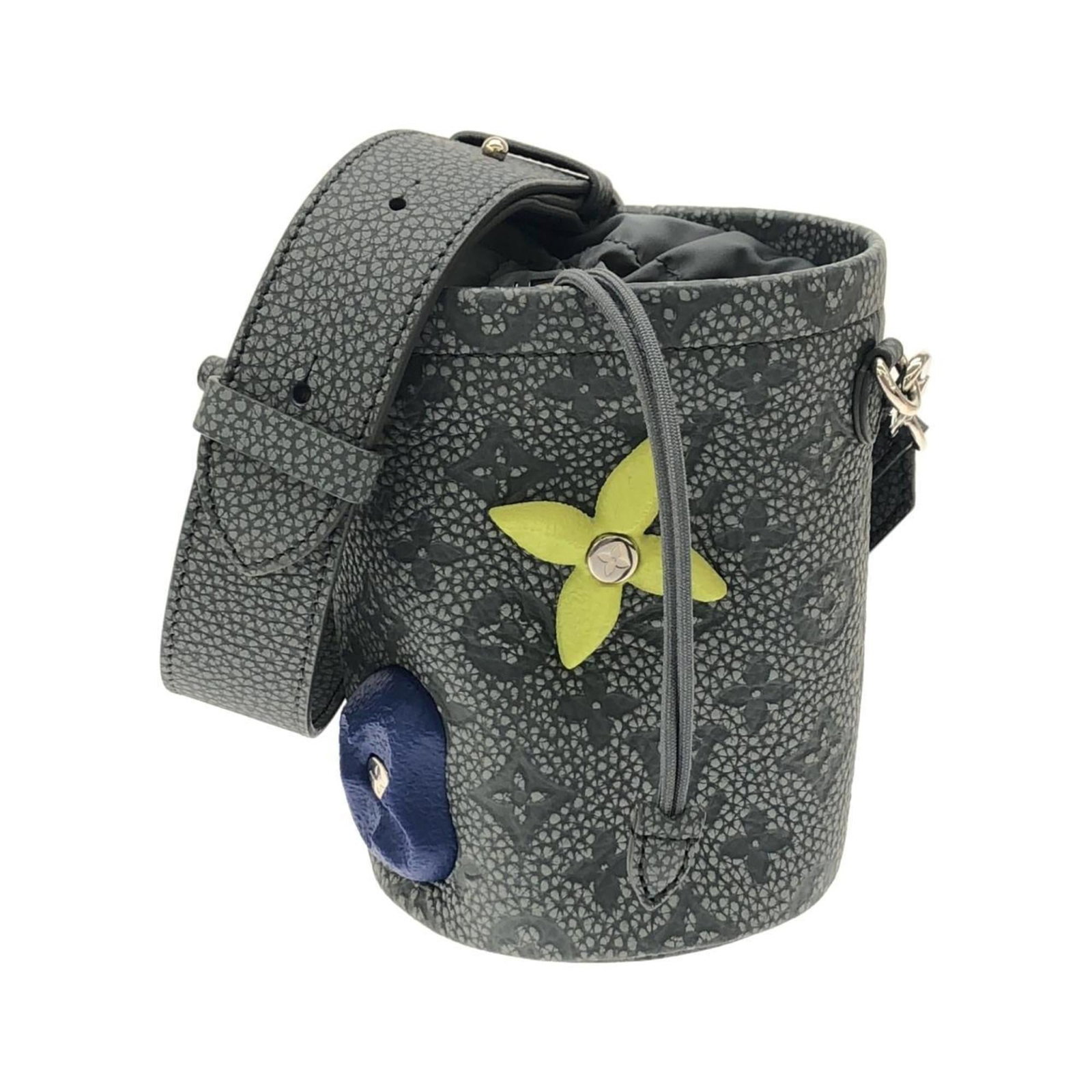 Pouch Handbag Leather Vuitton Louis: Pouch Handbag Leather Vuitton Louis Calfskin leather construction provides durability and style to this Louis Vuitton pouch handbag. Measuring 16cm x 13cm x 11cm, it offers a compact yet elegant desig