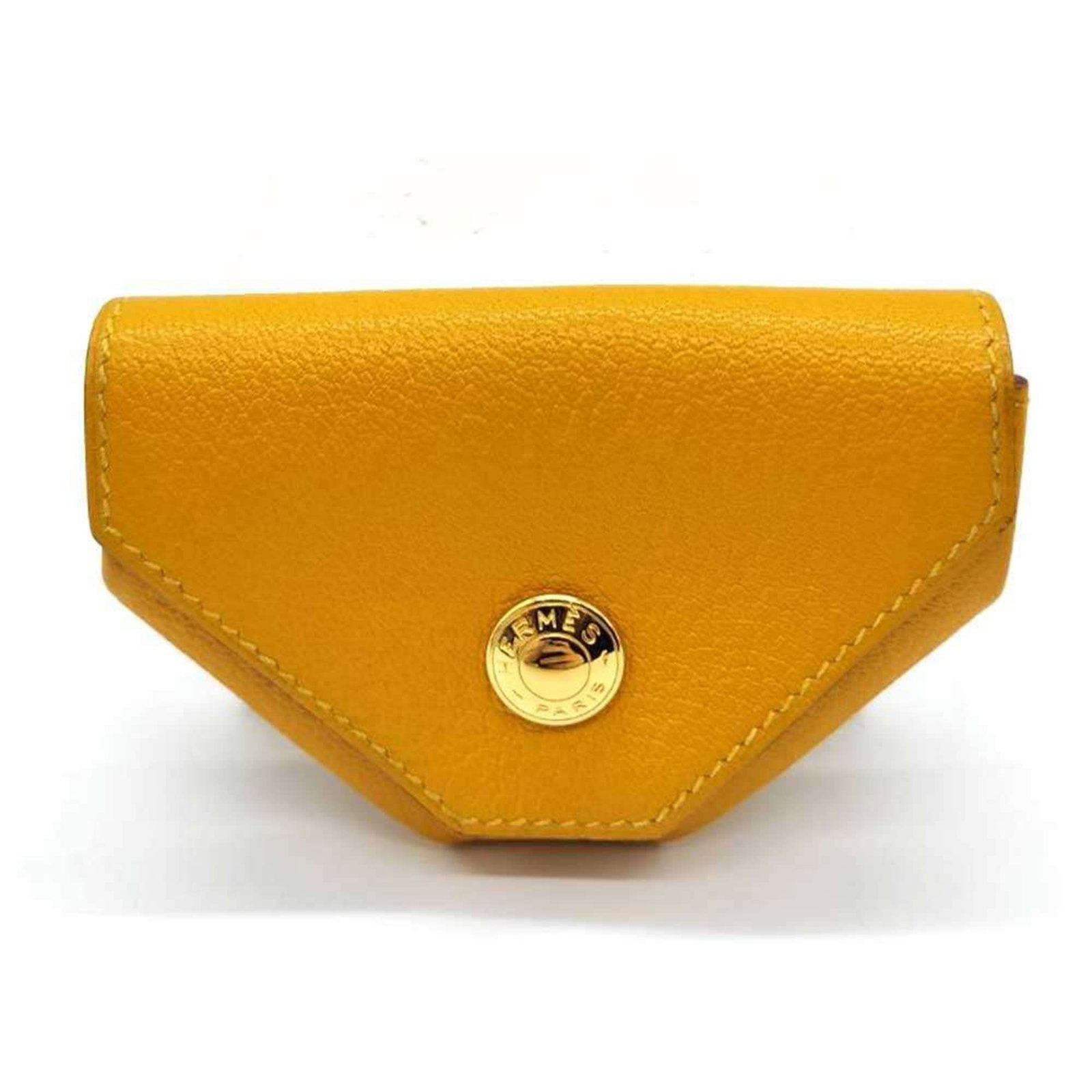 Hermes Coin Purse/ Coin Case Chevre Leather: Hermes Coin Purse/ Coin Case Chevre Leather Chevre leather coin purse/coin case from Hermes, featuring a classic design with subtle texture and natural beauty. Measuring 6.5cm x 9cm x 2cm, it comes in