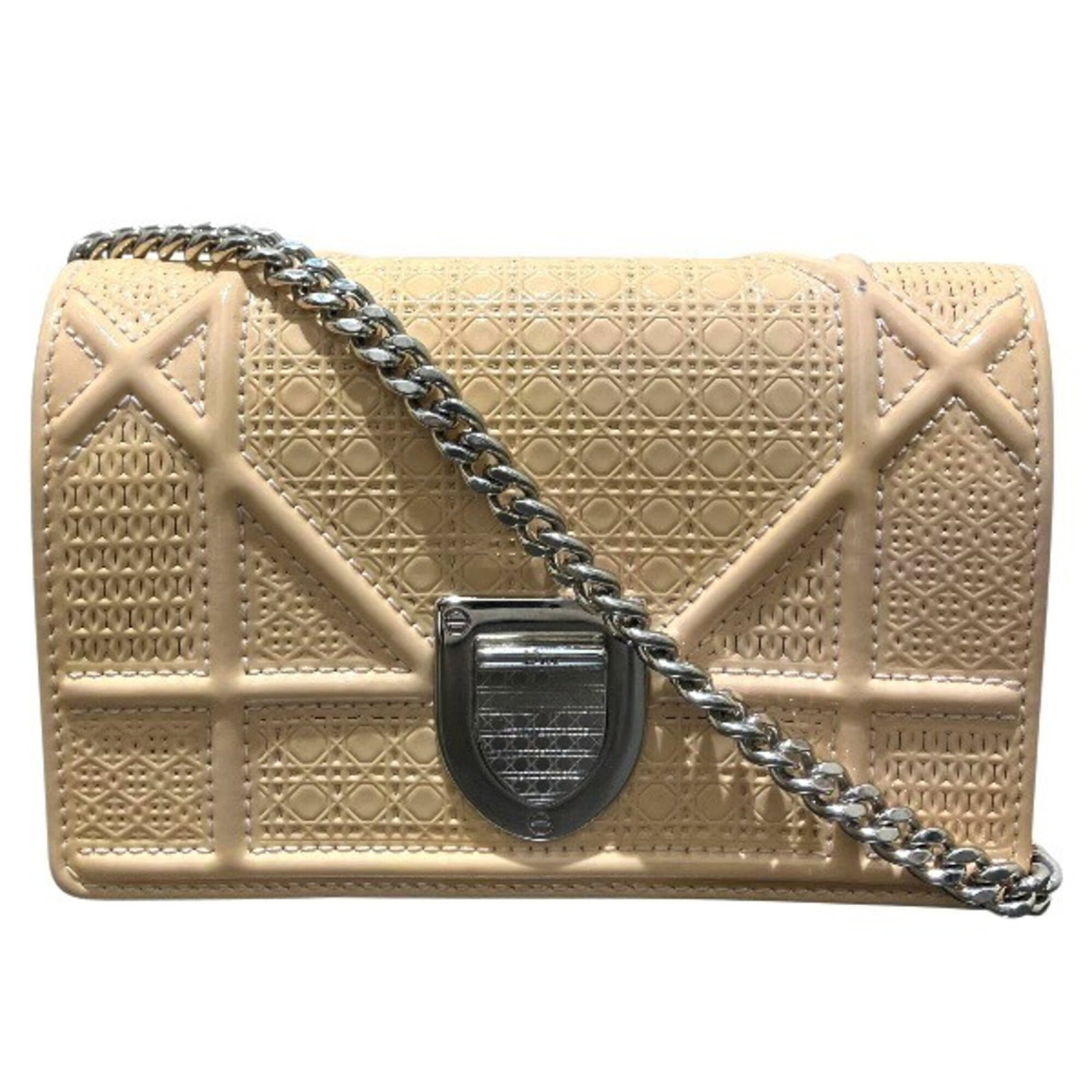 Christian Dior Handbag Shoulder Bag Patent Leather: Christian Dior Handbag Shoulder Bag Patent Leather Patent leather finish adds a touch of sophistication to this classic Christian Dior shoulder bag, available in beige. Measuring 9cm x 13.8cm x 5cm,