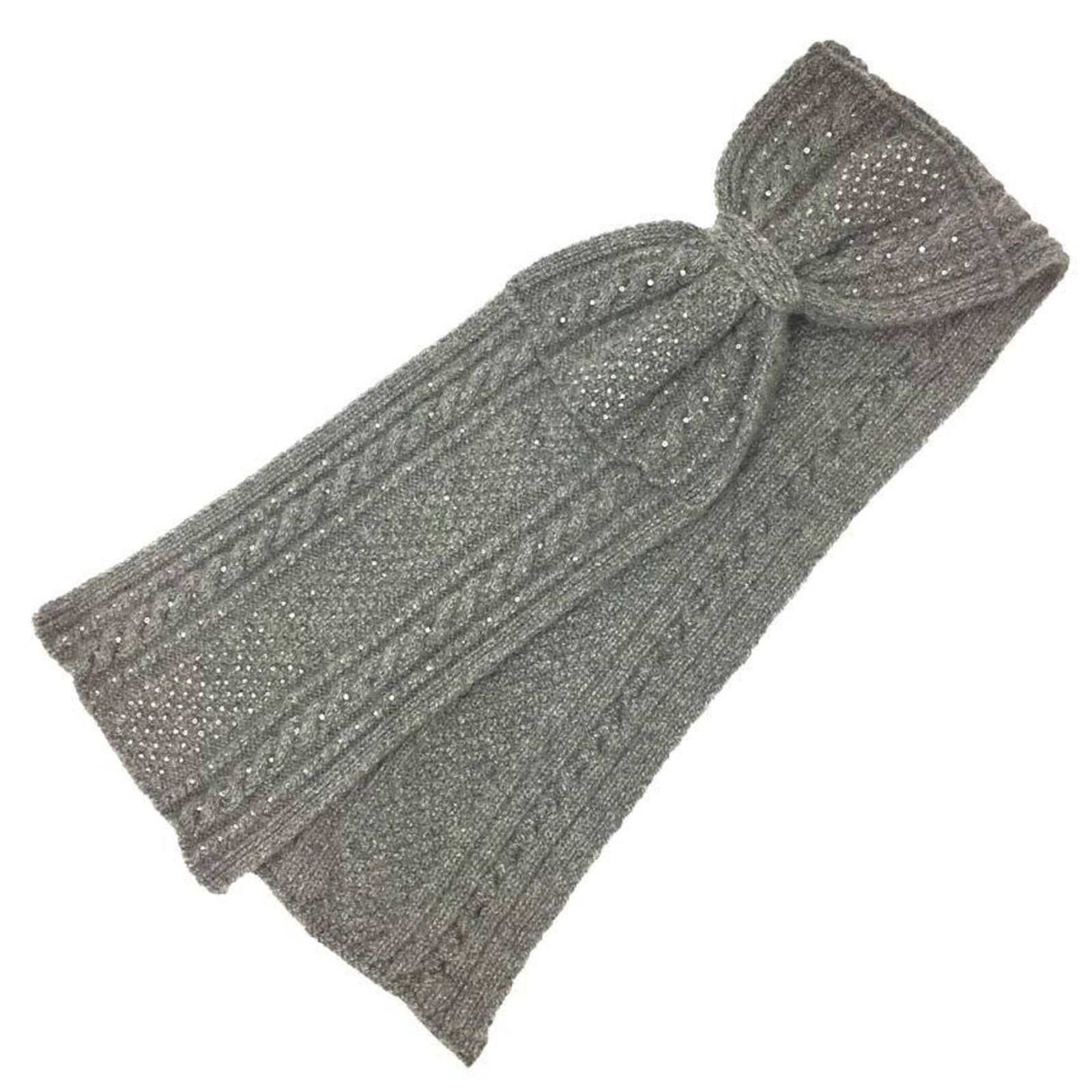 Valentino Stole Cashmere: Valentino Stole Cashmere Valentino's iconic stole is crafted from luxurious cashmere, boasting a sophisticated gray hue. Measuring 1.65m x 27cm, it offers a stylish and versatile accessory for women.
