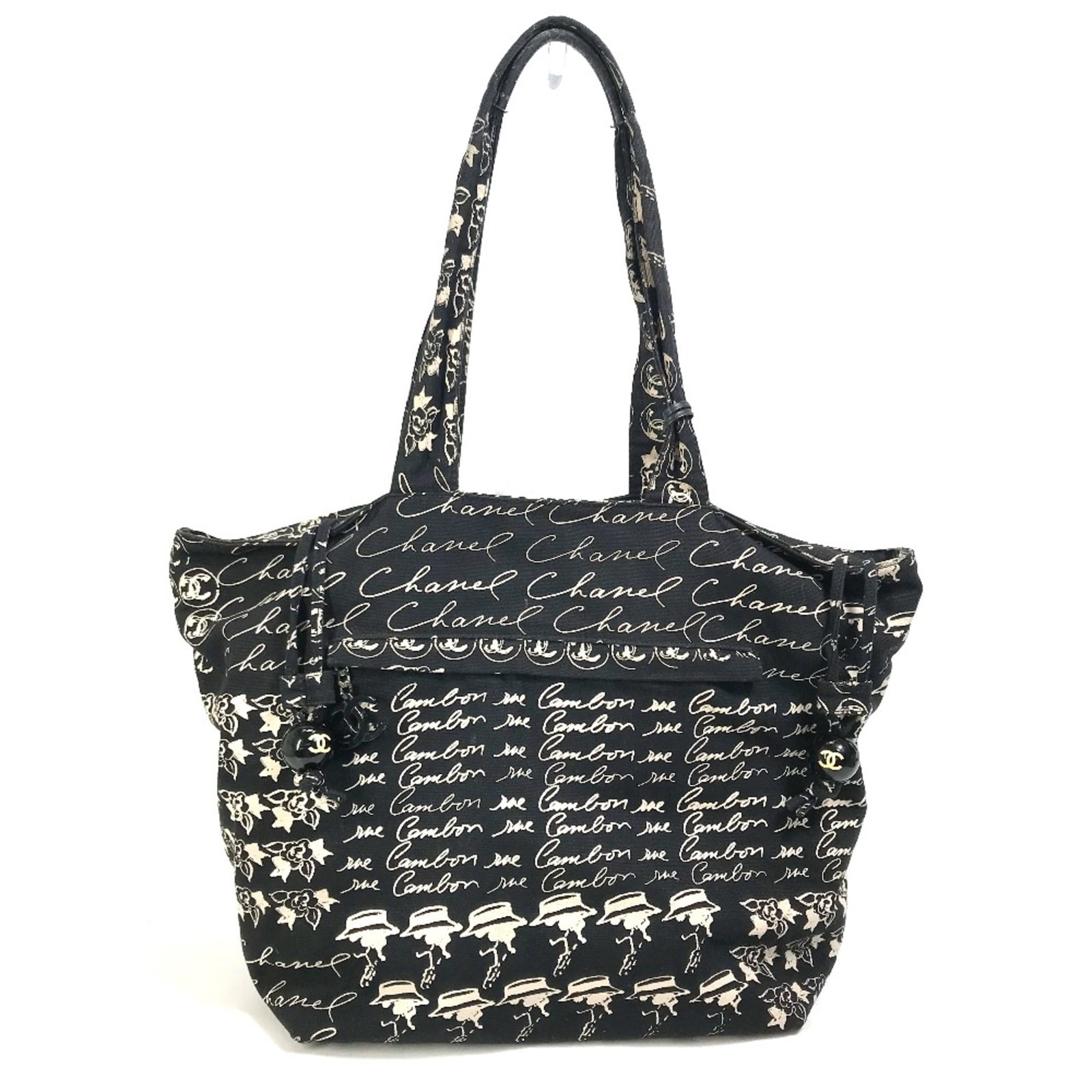 Tote bag of cloth by Chanel: Tote bag of cloth by Chanel The iconic Chanel tote bag boasts sleek black design, measuring 28.5cm wide and 33cm tall, with an interior depth of 18.5cm. This stylish accessory features a cloth