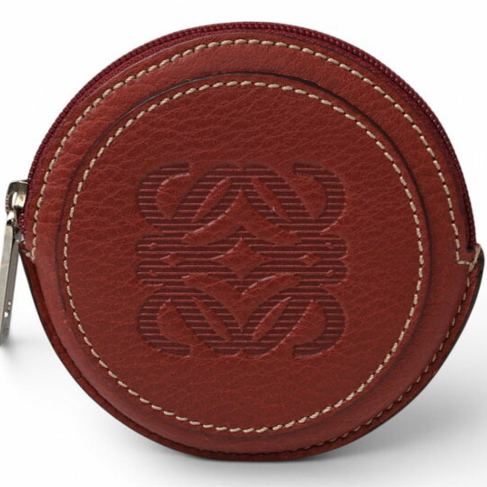 Coin Case Leather Purse Loewe: Coin Case Leather Purse Loewe Bordeaux leather coin case from Loewe, Spain. This compact purse features a zipper closure and measures 9cm x 9cm x 2cm. Made from high-quality leather, it offers a