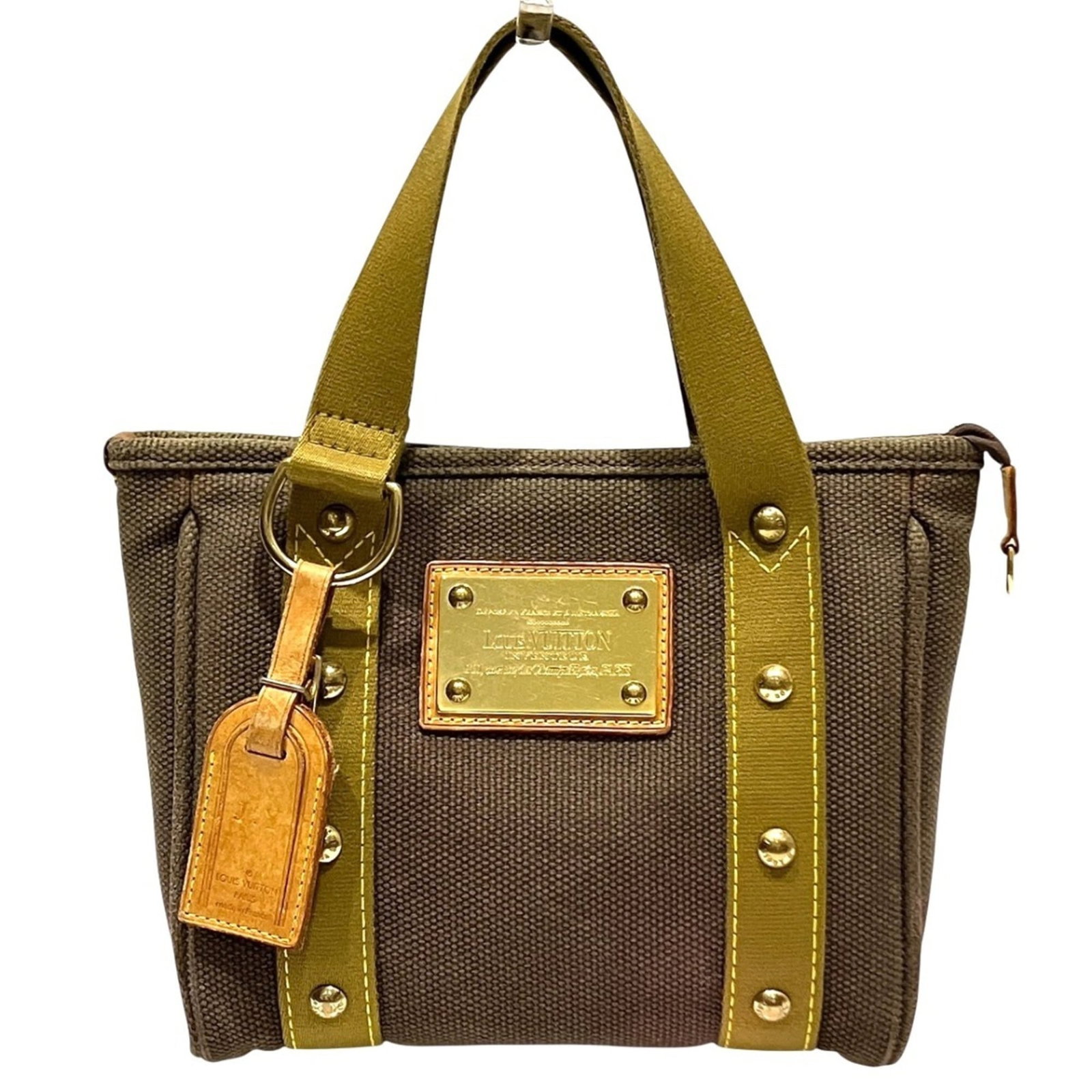 Handbag Canvas from Louis Vuitton: Handbag Canvas from Louis Vuitton Canvas from Louis Vuitton, a classic Antigua handbag in brown canvas, features a sturdy zipper closure and measures 19cm x 22cm x 7cm. The bag's compact size is balan