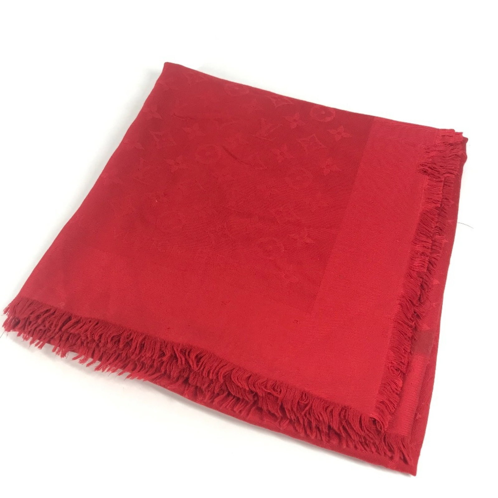 Louis Vuitton Shawl Silk Wool: Louis Vuitton Shawl Silk Wool Silk and wool blend create a luxurious texture in this stunning Louis Vuitton shawl, available in a bold red color. Measuring 1.37m x 1.37m, it offers a generous size for