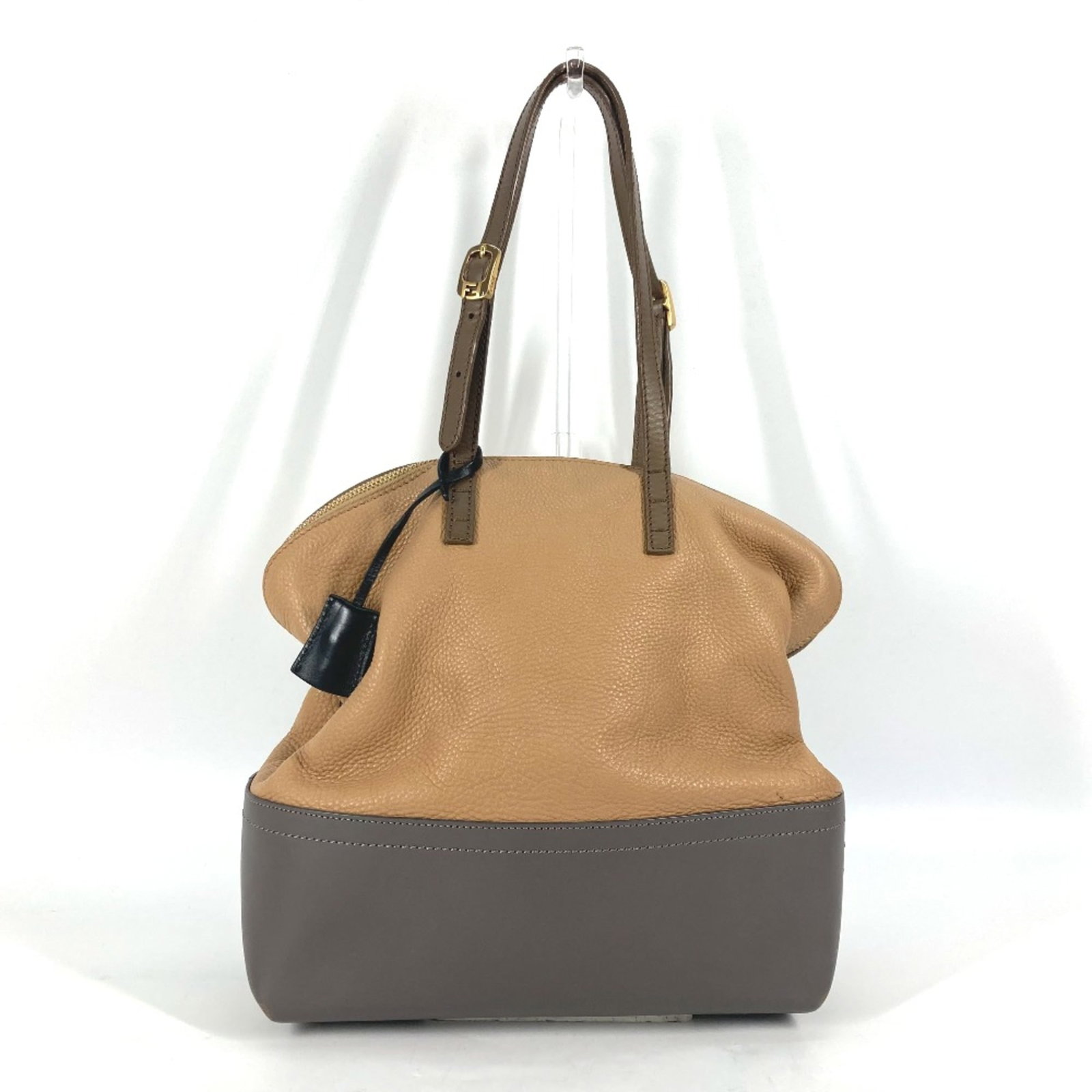 Shoulder Bag Fendi Leather: Shoulder Bag Fendi Leather Beige Fendi Leather Shoulder Bag. Made from high-quality leather, this bag features a classic design with clean lines and a timeless aesthetic. With its spacious interior