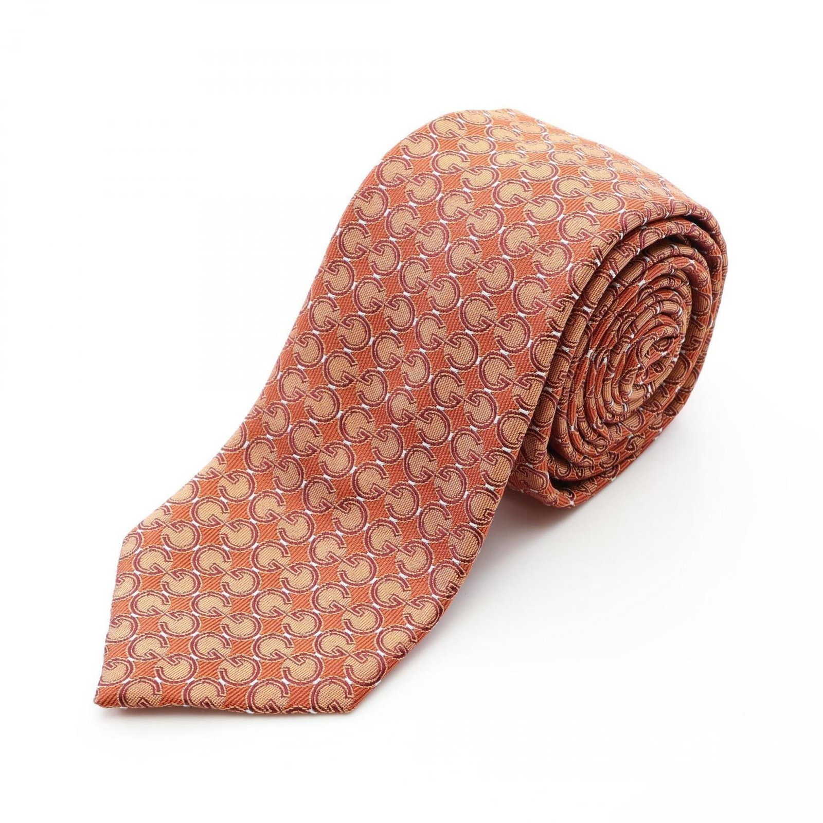 Cravat Silk Gucci: Cravat Silk Gucci Silk cravat from Gucci, measuring 148cm in length. Made from high-quality silk, this accessory features the brand's signature style. The brown color adds a touch of elegance to any o