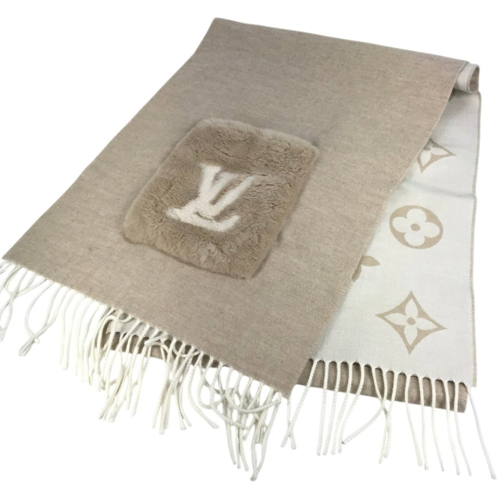 Fur cashmere shawl Louis Vuitton: Fur cashmere shawl Louis Vuitton Cashmere and mink fur blend in this luxurious shawl from Louis Vuitton, crafted with high-quality materials. Measuring 38cm x 2.35m, its elegant design makes it a stat