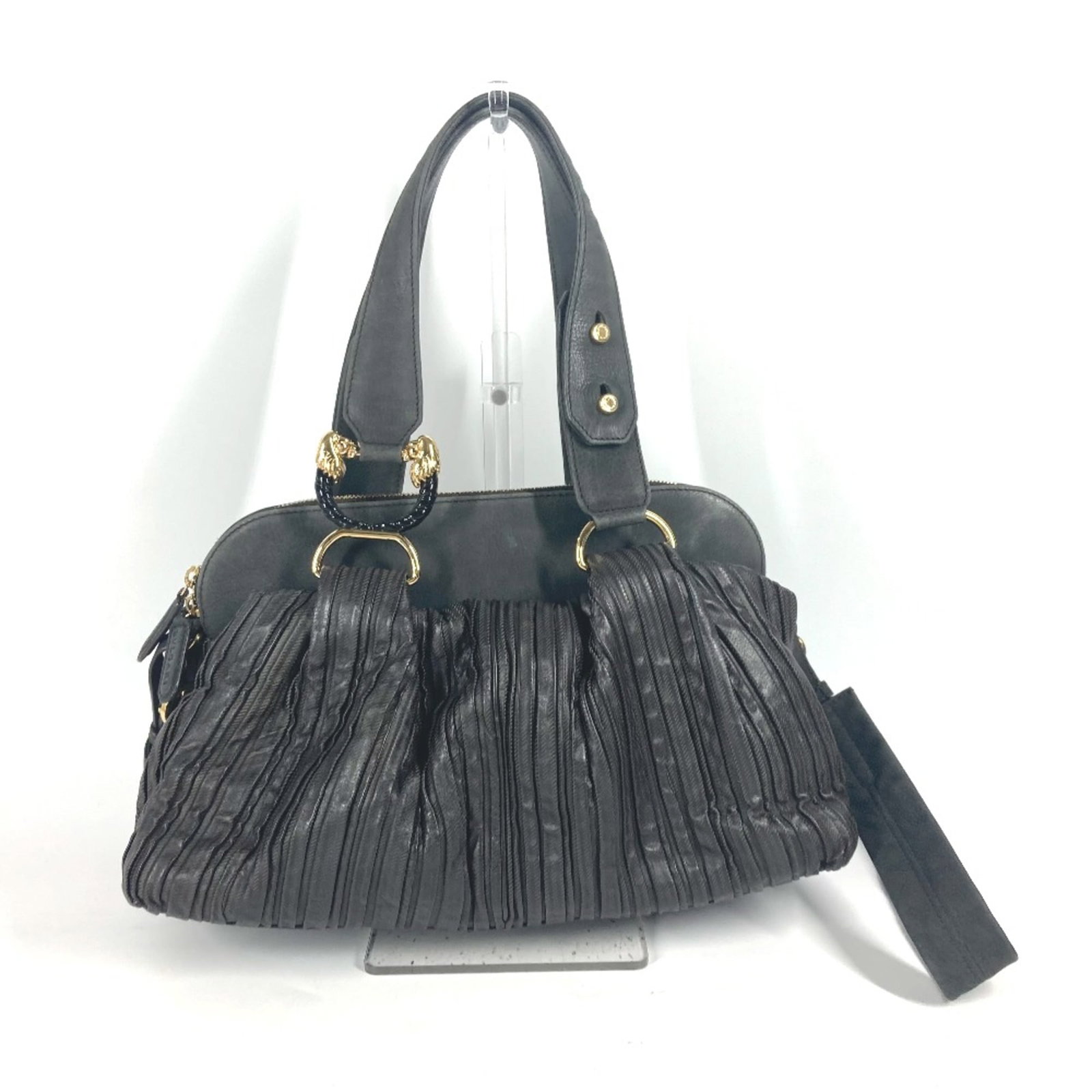 Bag leather shoulder Bvlgari: Bag leather shoulder Bvlgari Leather shoulder bag from Bvlgari, crafted in brown leather with a classic design. Measuring 37cm x 24cm x 15.5cm, it features a long shoulder strap that extends to 43.9 i