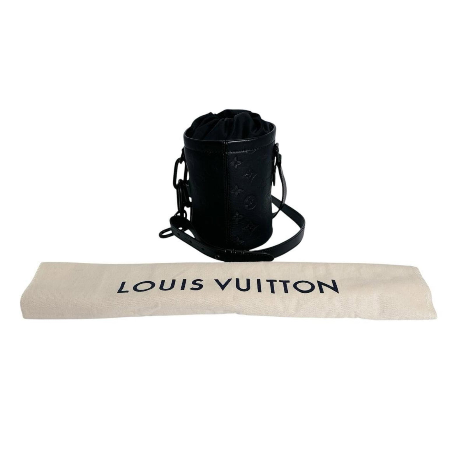 Shoulder Bag Leather Louis Vuitton: Shoulder Bag Leather Louis Vuitton This black leather shoulder bag from Louis Vuitton features calfskin material and measures 17cm x 12cm x 11cm. The classic design and sleek silhouette make it a
