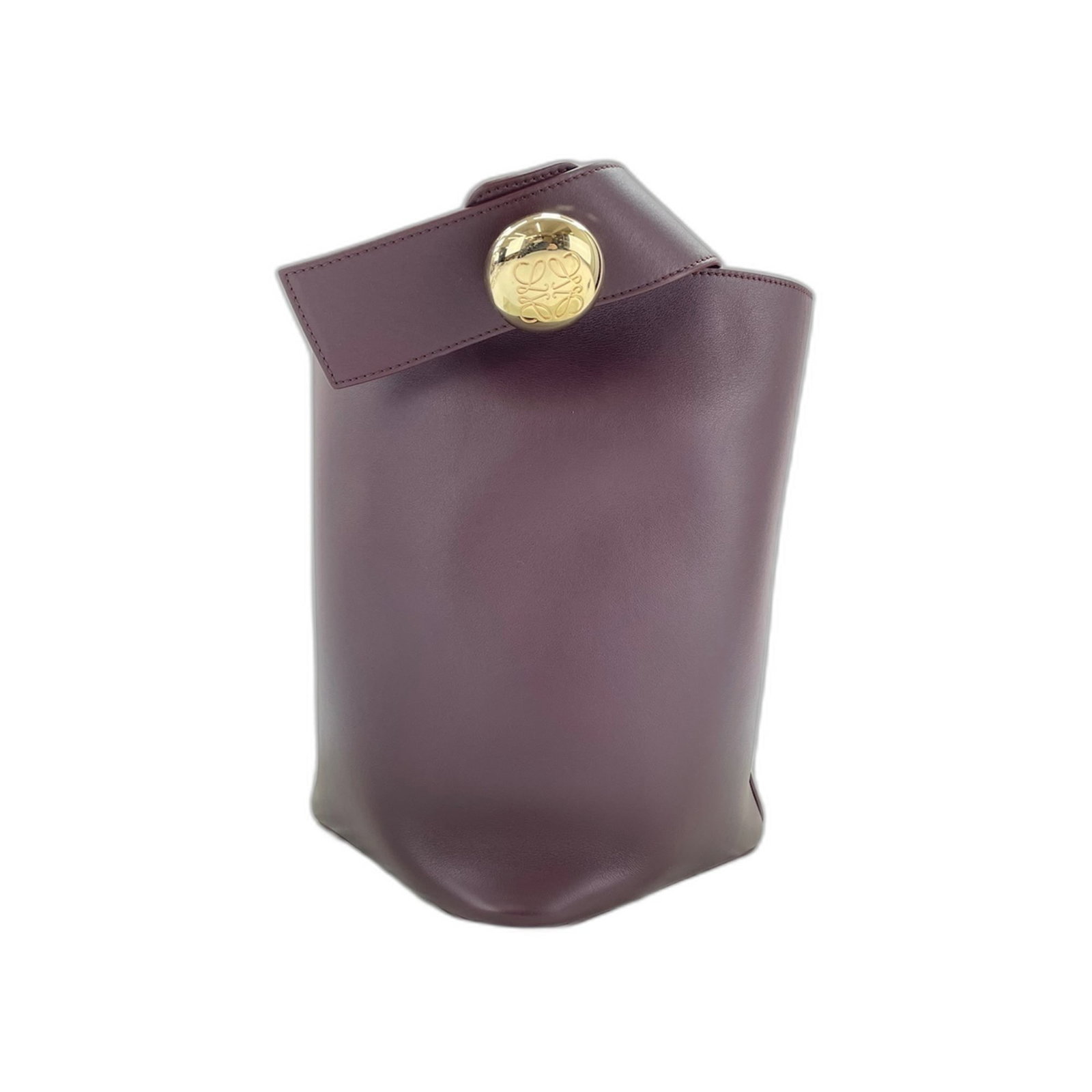 Leather shoulder bag by Loewe: Leather shoulder bag by Loewe Leather shoulder bag by Loewe, featuring premium leather construction and a classic design. Measuring 28cm x 30cm x 19cm, this stylish accessory is perfect for everyday