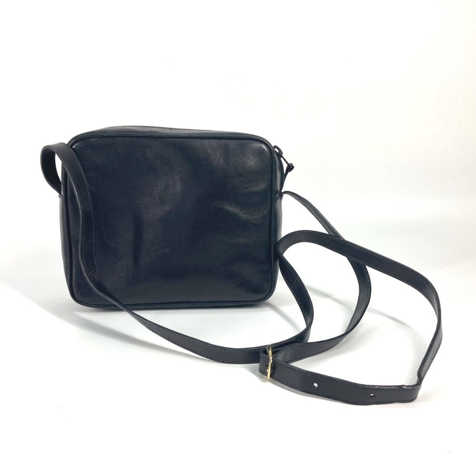 Pochette Leather Celine Bag Shoulder: Pochette Leather Celine Bag Shoulder Black leather Celine Pochette bag with a zipper pocket, measuring 16.5cm x 19.5cm x 6cm. This shoulder bag features high-quality leather construction and a