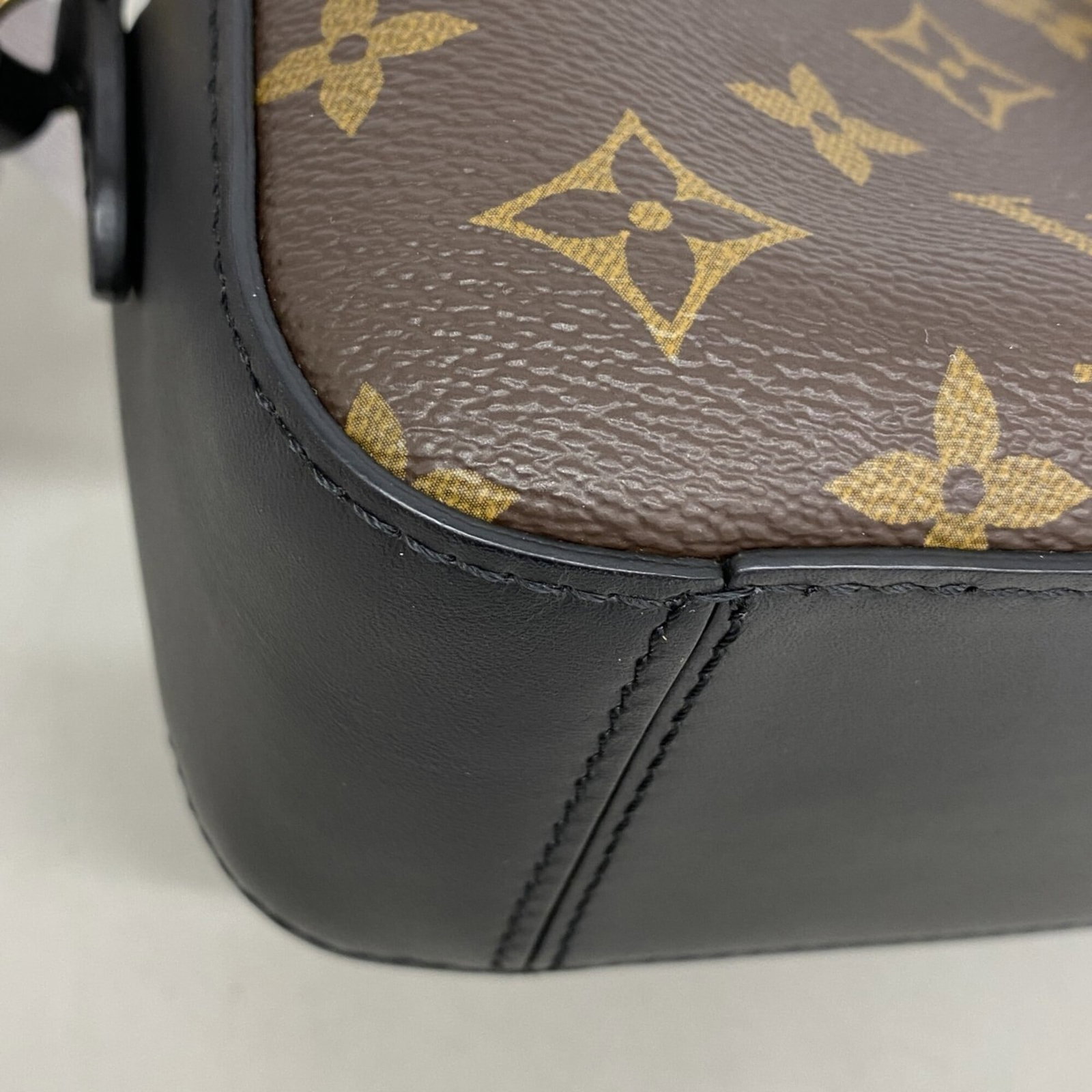 Louis Vuitton Handbag - 6