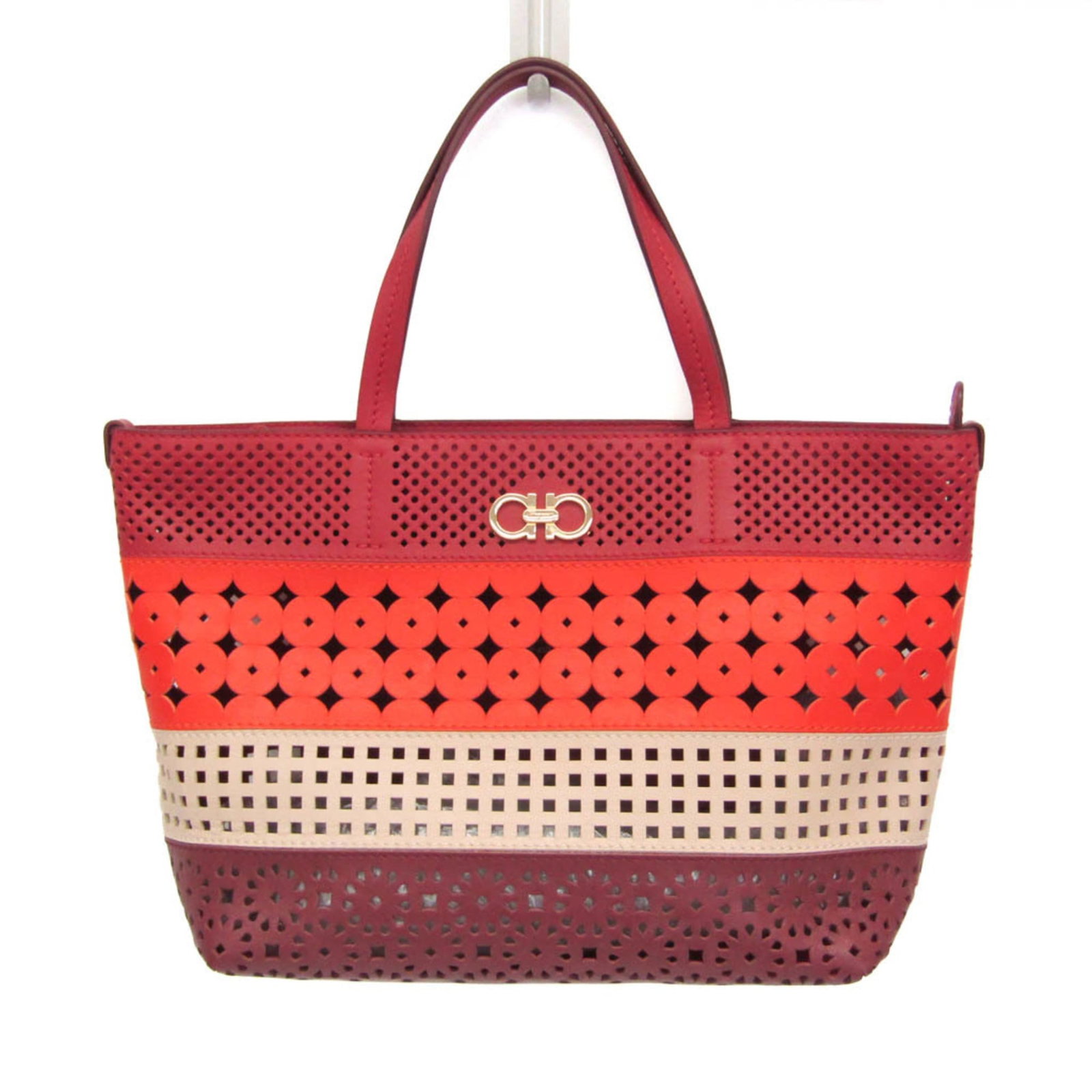 Salvatore Ferragamo Leather Tote Bag: Salvatore Ferragamo Leather Tote Bag Salvatore Ferragamo's iconic FJ-21 D674 tote bag boasts striking red leather and a sleek design, complete with a zipper closure and interior pocket. Measuring