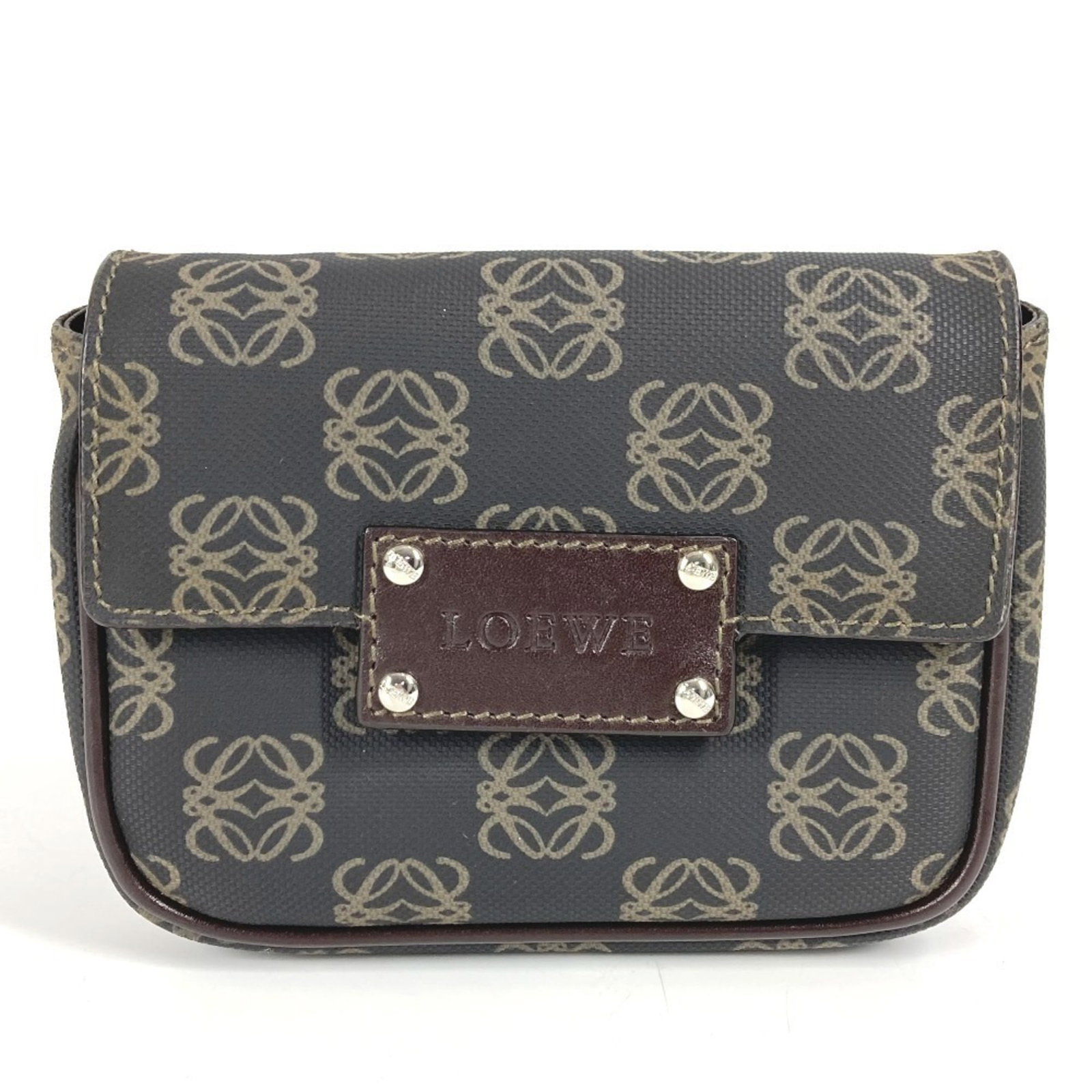 Pouch Loewe PVC Leather: Pouch Loewe PVC Leather Pouch made from PVC and leather, with a brown color. The pouch measures 10cm x 13cm x 3.93'' x 5.11''. It bears a signature. Item Specifics: Brand: Loewe Type: Pouch Material: 