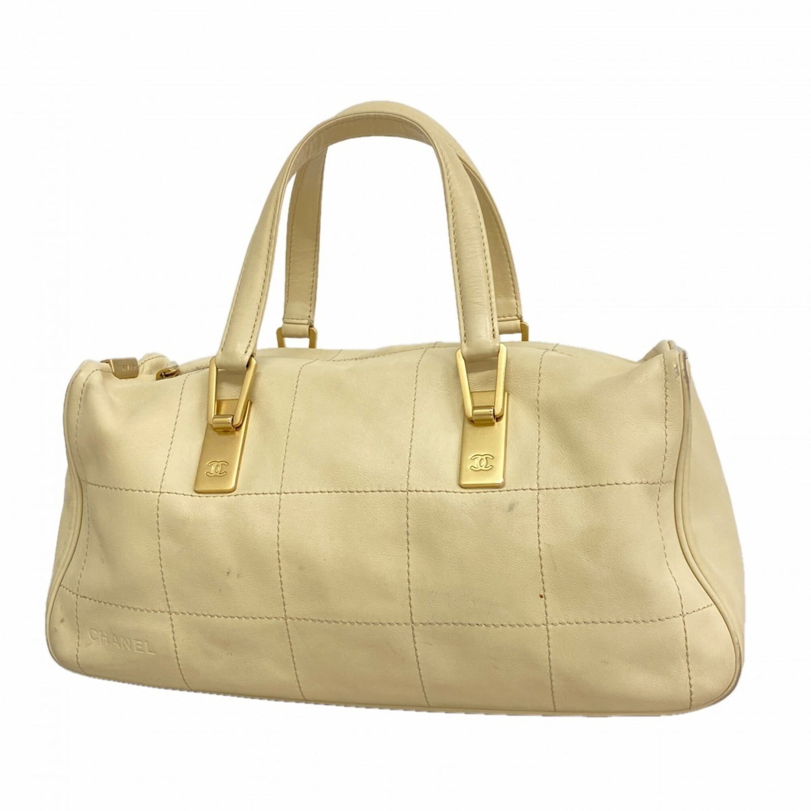 Leather Handbag Chanel: Leather Handbag Chanel Leather Handbag Chanel, made from high-quality lambskin material, features an elegant ivory color and gold hardware for a sophisticated look. The bag measures 18.5cm x 37cm x 10