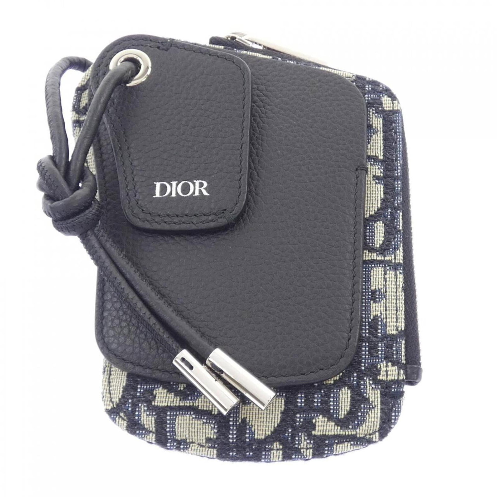 Dior pouch Christian: Dior pouch Christian The Dior pouch Christian features a sleek design with a signature. Made from high-quality materials, its beige and navy color options provide versatility for everyday use.