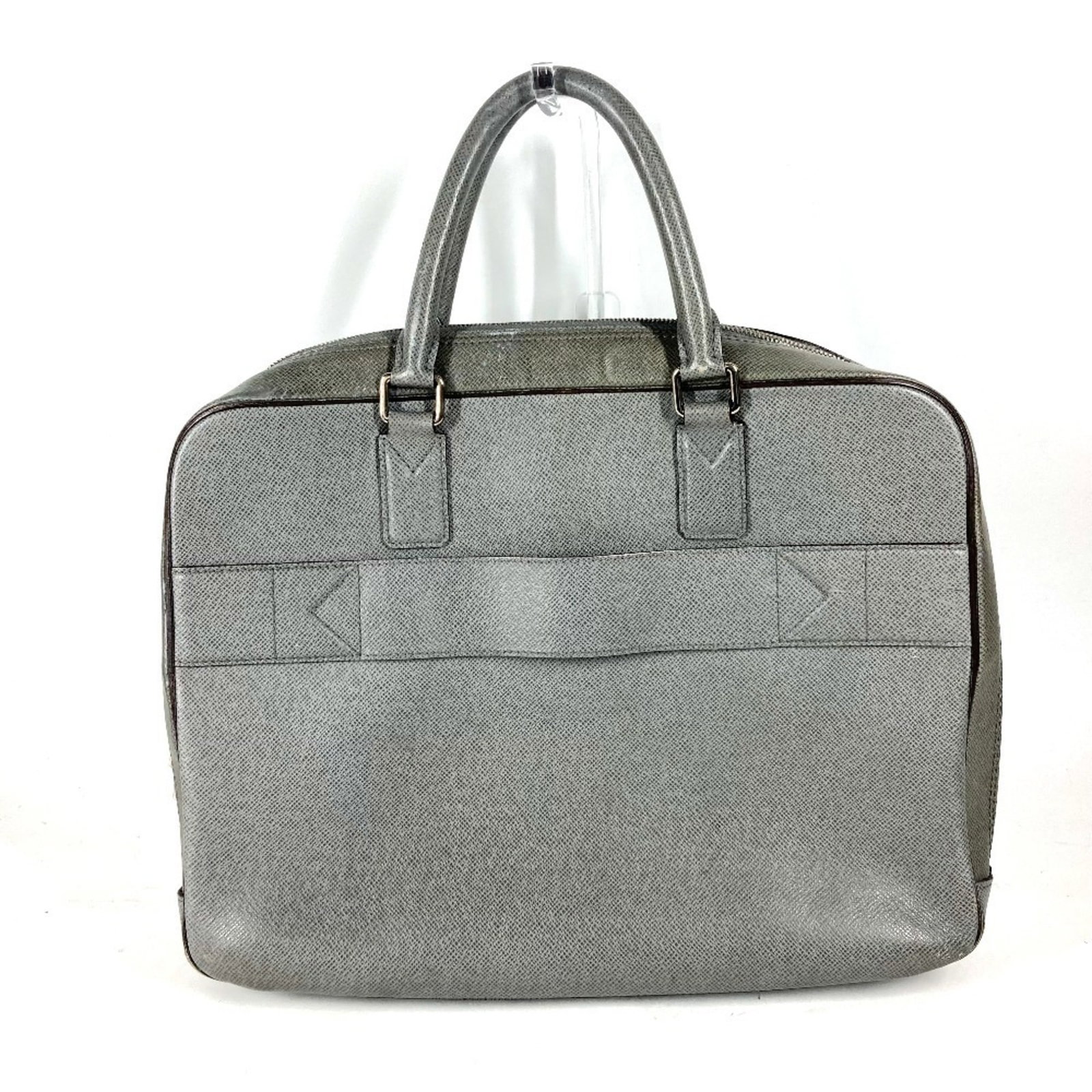 Taiga leather tote bag Louis Vuitton: Taiga leather tote bag Louis Vuitton Taiga leather tote bag from Louis Vuitton features glacier and gray color combinations, made from Taiga leather. The bag measures 28.5cm x 37.5cm x 8cm and has no