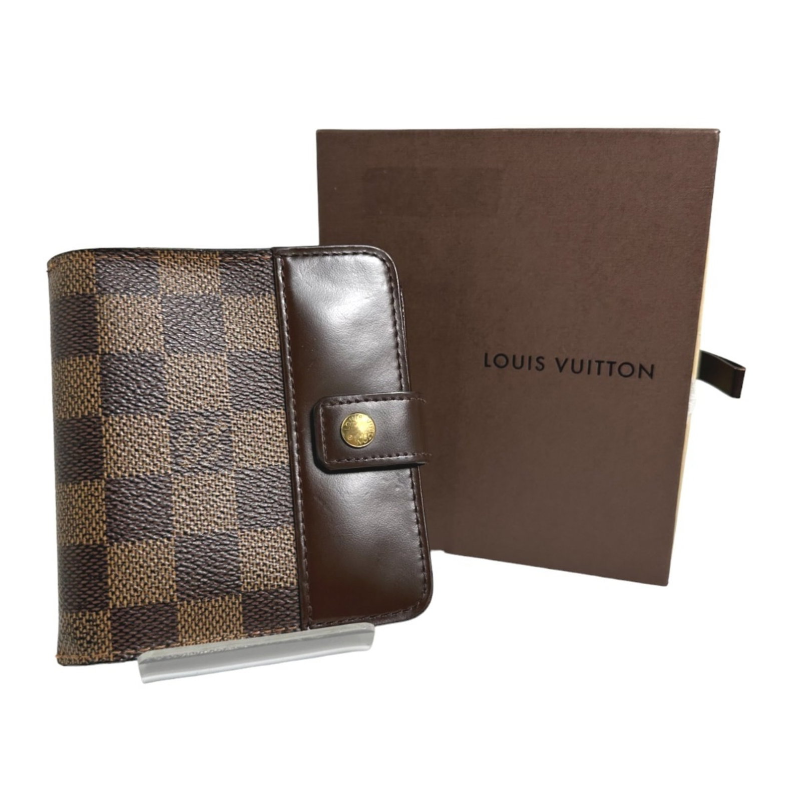 Louis Vuitton Wallet (Bi-Fold) Damier Canvas: Louis Vuitton Wallet (Bi-Fold) Damier Canvas Damier Canvas wallet with bi-fold design, crafted from high-quality brown Damier canvas. The classic Louis Vuitton style features a timeless and sophistica