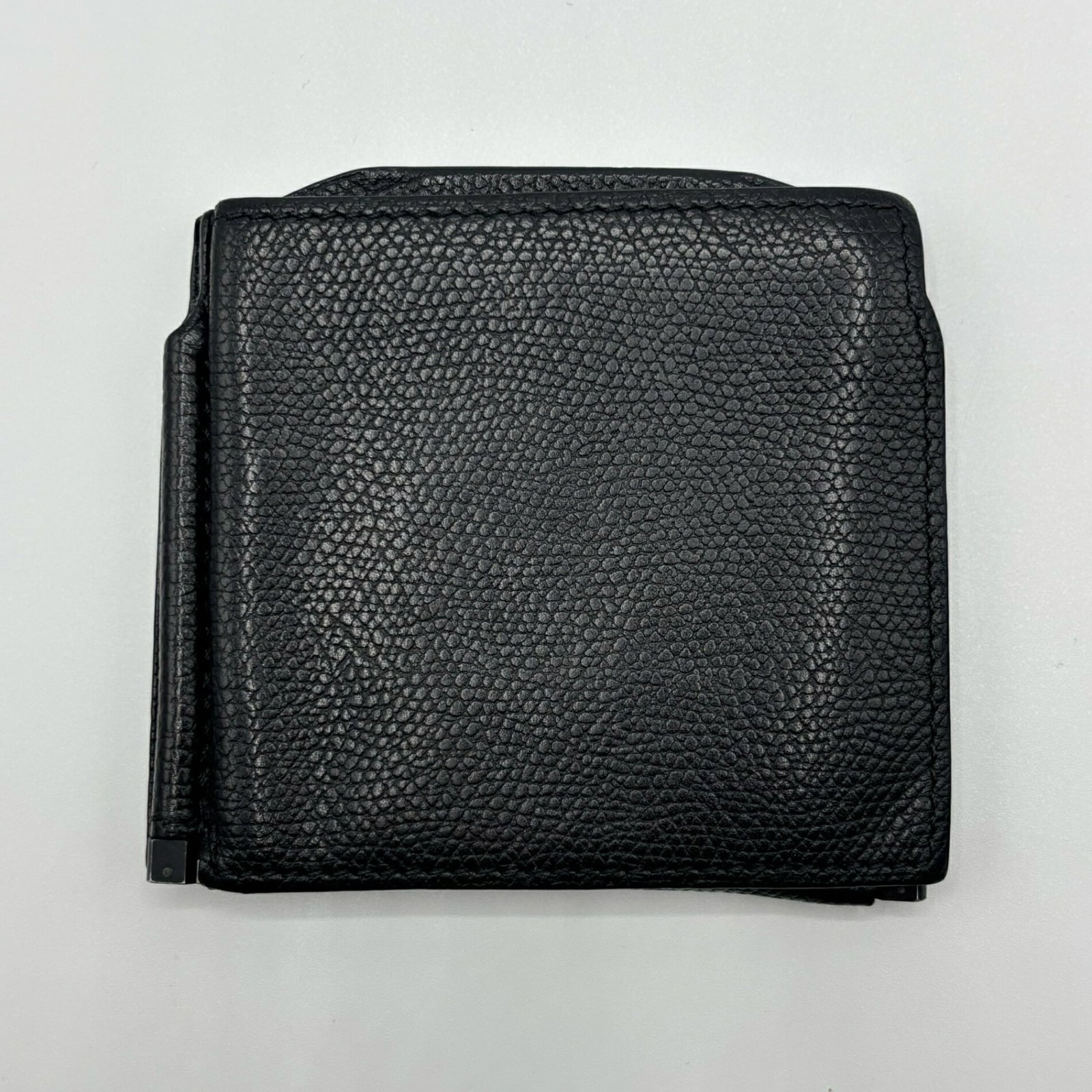 Valextra Money Clip Leather: Valextra Money Clip Leather The Valextra Money Clip Leather is a sleek and sophisticated accessory, made from high-quality black leather. Its compact size and elegant design make it a stylish addition