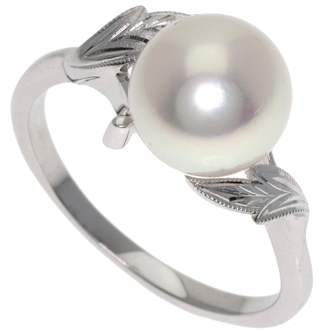 K18 White Gold Pearl Mikimoto Ring: K18 White Gold Pearl Mikimoto Ring K18 White Gold Pearl Mikimoto Ring in Silver Metal. This ring boasts a stunning pearl, set against K18 white gold, with an elegant silver metal exterior. A