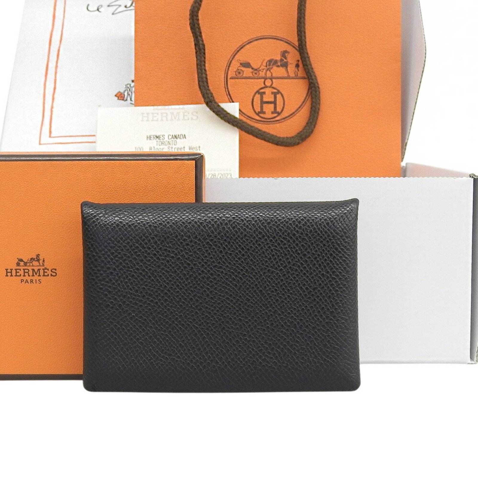 Hermes Card Case Epsom Leather: Hermes Card Case Epsom Leather Epsom leather card case from iconic luxury brand Hermes, crafted with attention to detail and timeless elegance. This sleek black case measures 7cm x 10cm x 1.5cm, makin