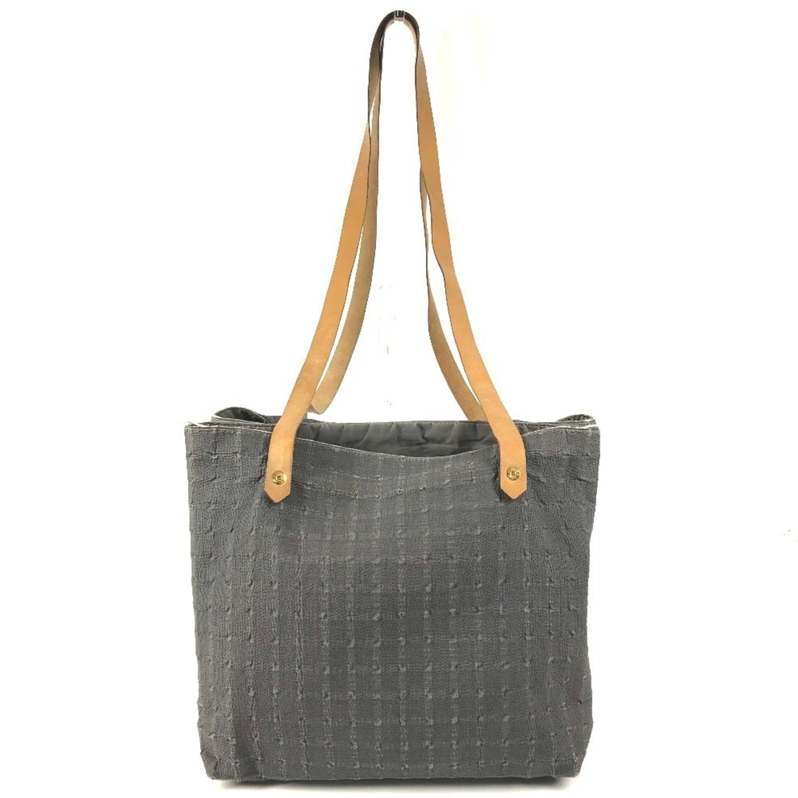Shoulder bag tote cotton Hermes: Shoulder bag tote cotton Hermes Cotton tote bag from the Hermes brand, made in India. This shoulder bag features a gray color and measures 27cm x 28cm x 5.5cm. Its cotton material provides a natural a