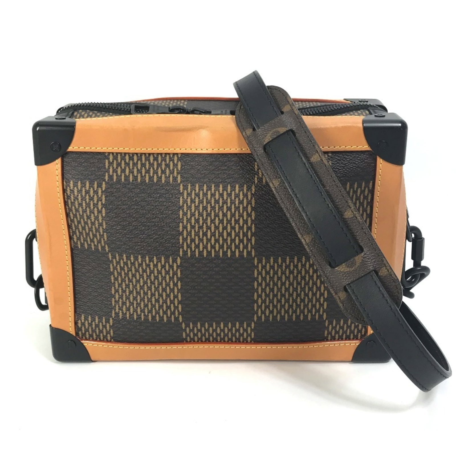 Shoulder Pochette Louis Vuitton: Shoulder Pochette Louis Vuitton The Louis Vuitton Shoulder Pochette boasts a classic design with clean lines and a timeless brown color. Measuring 16.5cm x 23.5cm x 9.5cm, it features a spacious