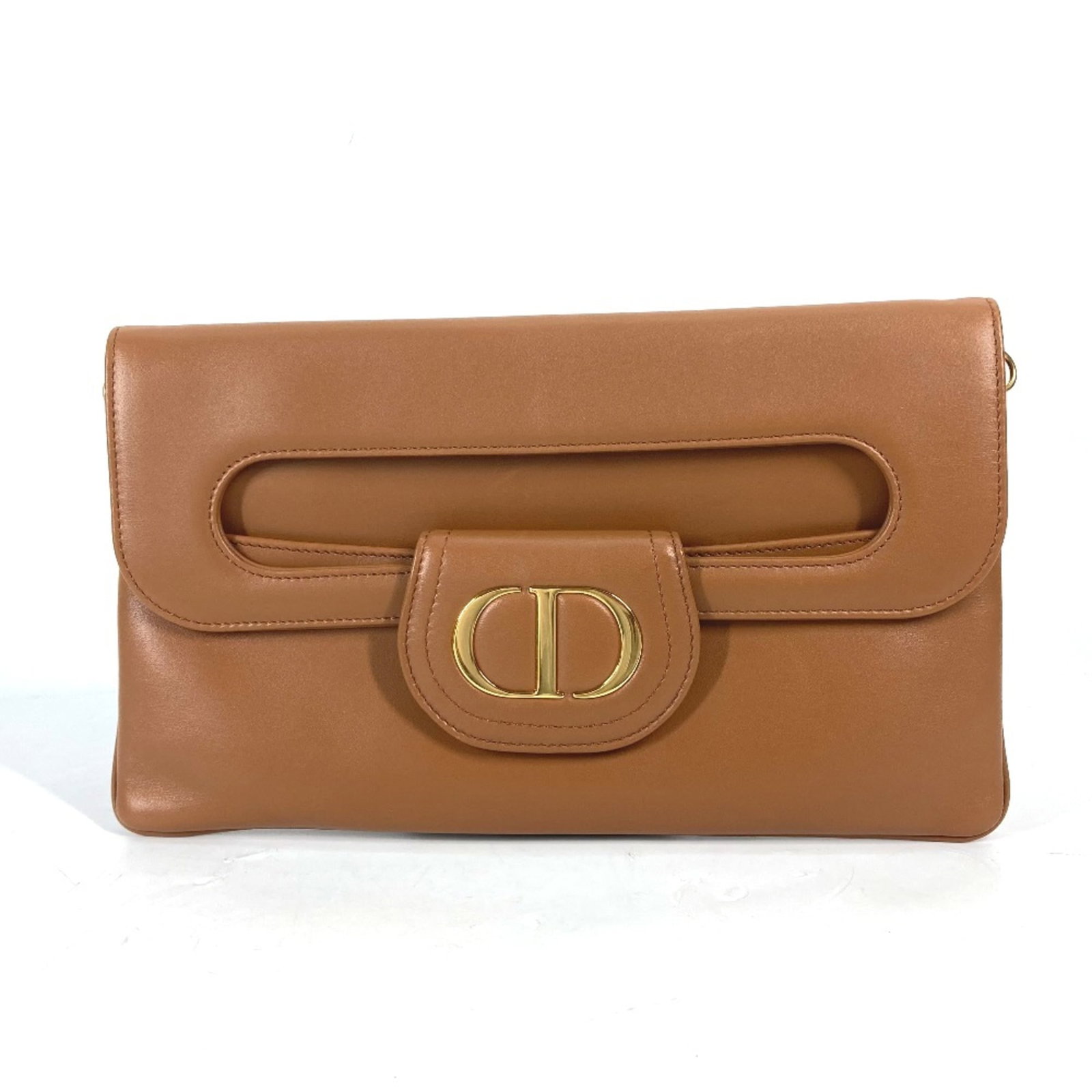 Handbag Christian Dior Leather: Handbag Christian Dior Leather This beautiful Christian Dior handbag features rich brown leather and measures 16cm x26.5cm, making it a stylish accessory for everyday use. The bag's classic design