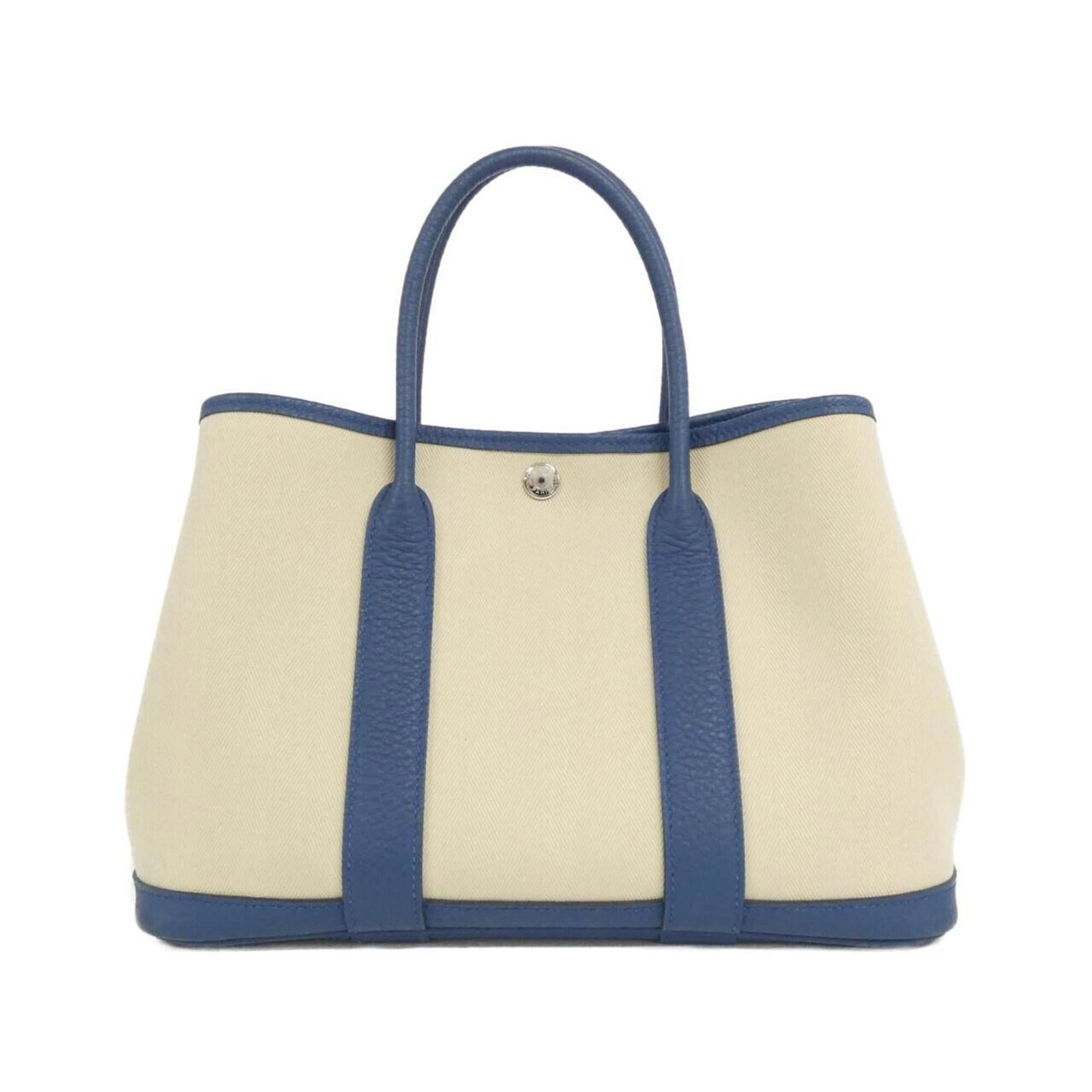 Handbag Chevron Country Leather Hermes: Handbag Chevron Country Leather Hermes Toile chevron, Country leather construction, and silver hardware define the classic look of this Handbag. Measuring 21cm x 30cm x 13.5cm, it features a sturdy de