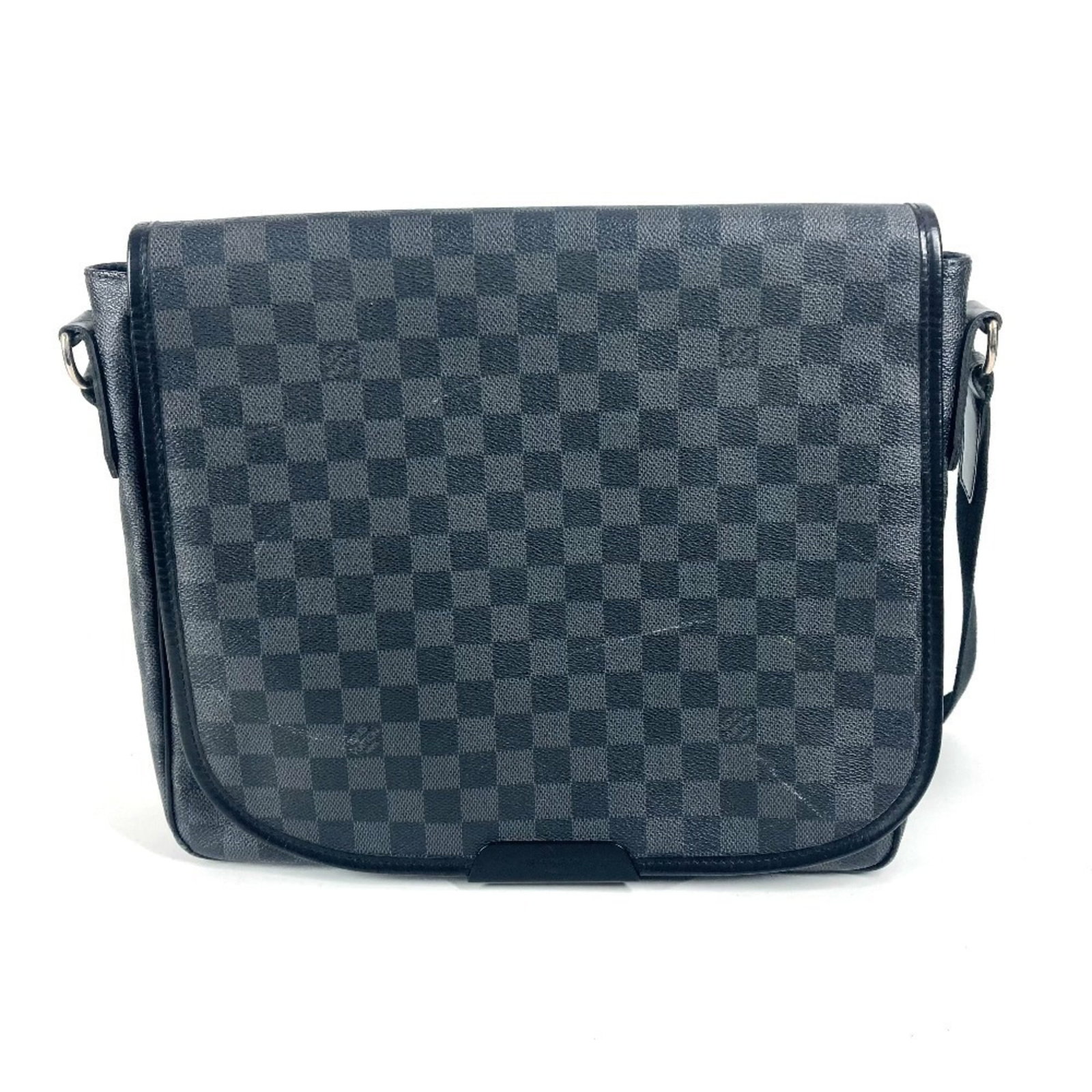 Louis Vuitton Messenger Bag Shoulder Bag Damier Graphite: Louis Vuitton Messenger Bag Shoulder Bag Damier Graphite The Louis Vuitton Damier Graphite Messenger Bag Shoulder Bag boasts sleek, monochromatic design with the iconic Damier Graphite pattern. Measur