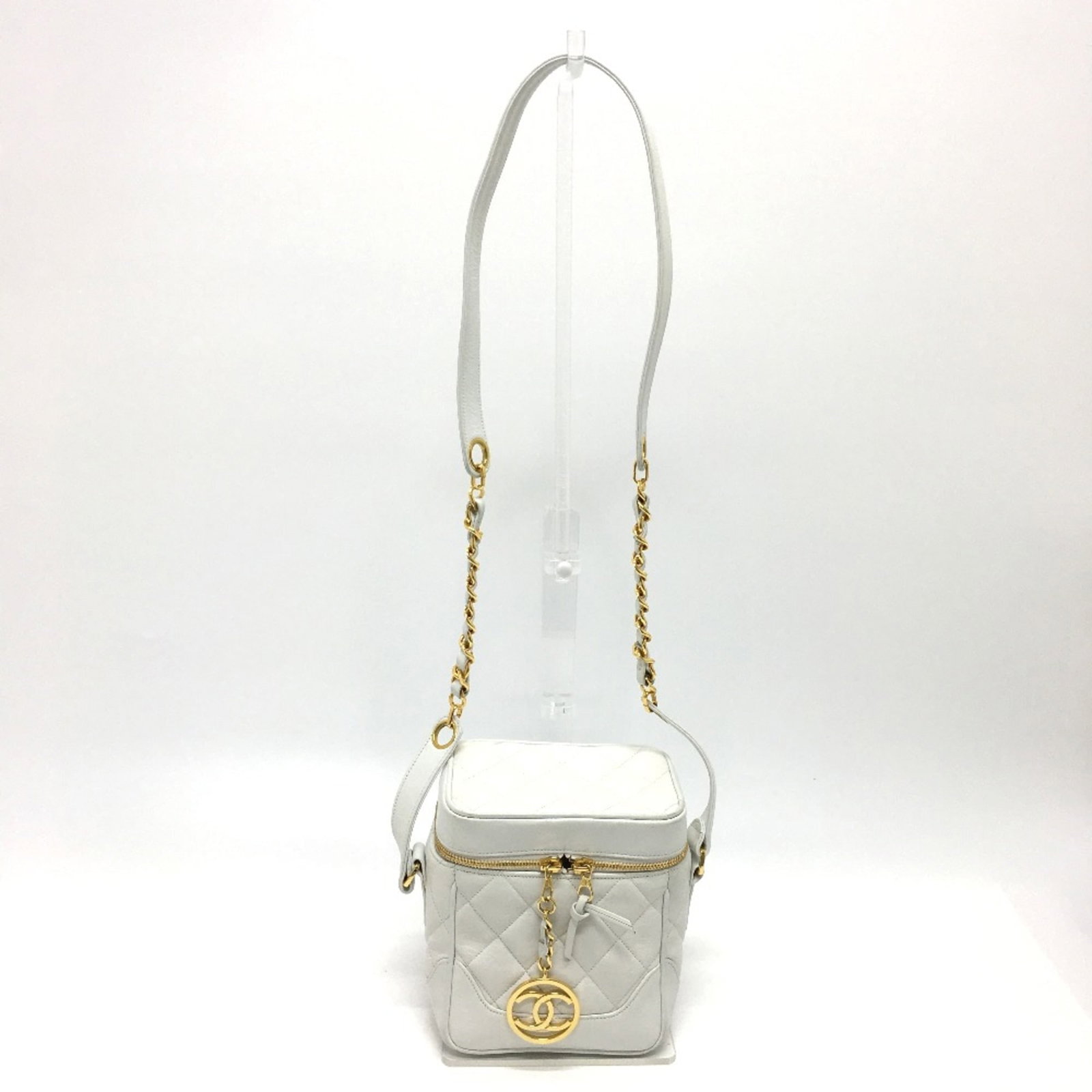 Shoulder Bag Leather Chanel: Shoulder Bag Leather Chanel The Chanel Shoulder Bag features a crisp white leather exterior and measures 15cm x 17cm x 9.5cm in width, height, and depth respectively. This stylish bag boasts a shoulde