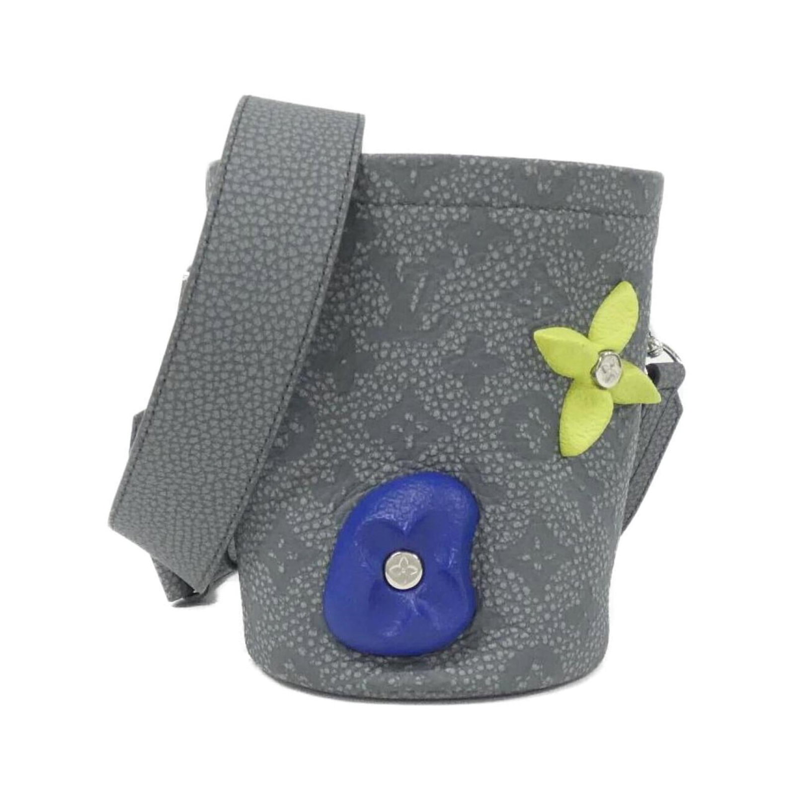 Leather Pouch Louis Vuitton: Leather Pouch Louis Vuitton Calf leather construction and silver hardware define the sleek design of this Louis Vuitton pouch. Made from high-quality materials, its classic style makes it a versatile 