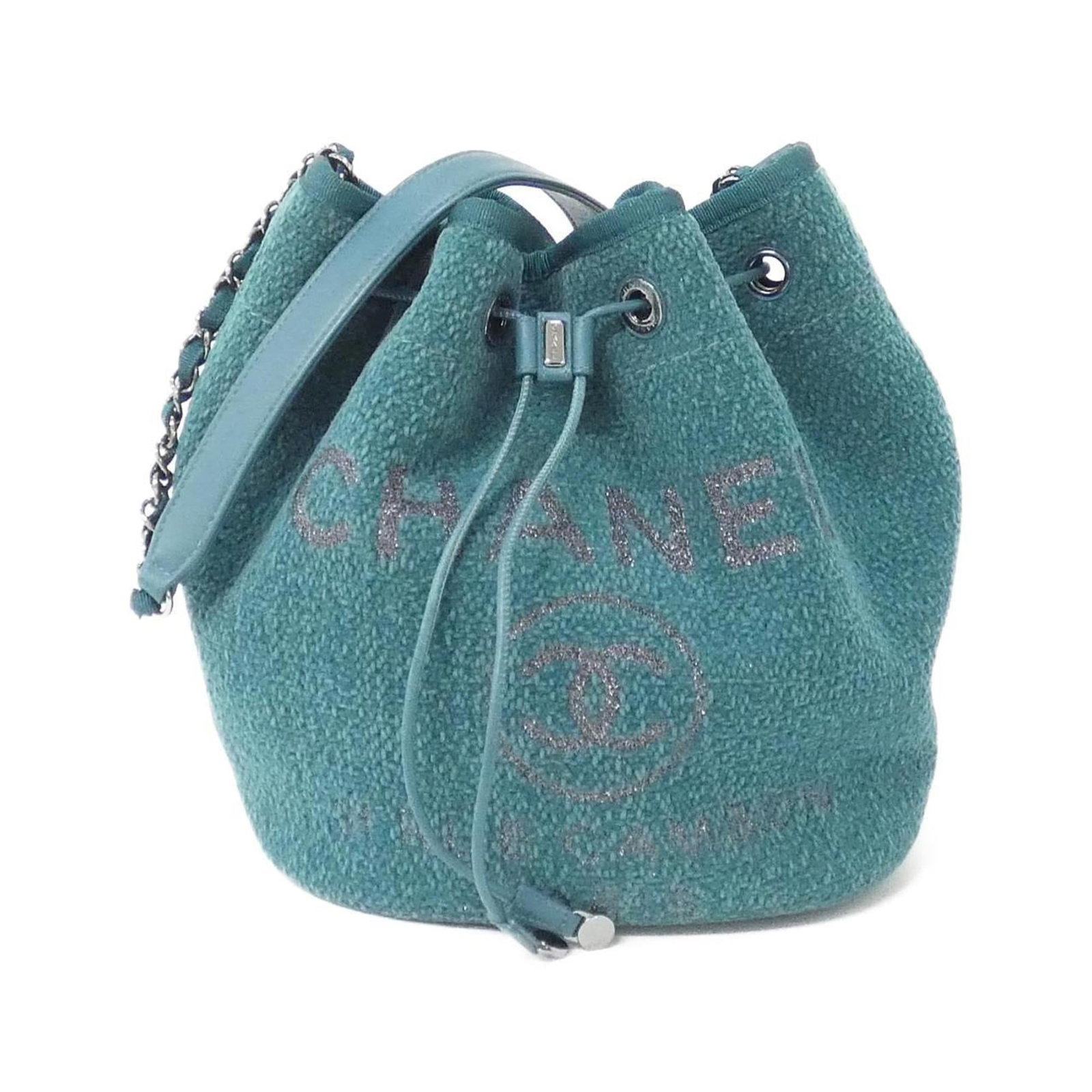 Shoulder bag canvas by Chanel: Shoulder bag canvas by Chanel Canvas shoulder bag in green, measuring 25cm x 22cm x 16cm. Made from high-quality canvas material, this iconic design showcases the timeless elegance of Chanel's signatu