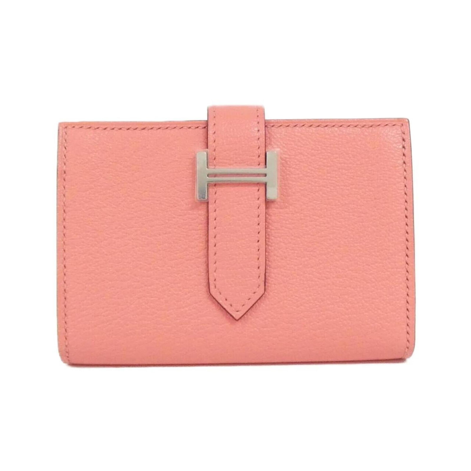 Chevre Leather Bi Fold Wallet Hermes: Chevre Leather Bi Fold Wallet Hermes Chevre leather wallet from Hermes, featuring a bi-fold design with a pink color. This small yet stylish accessory measures 7cm x 10cm x 1.5cm and is made from high