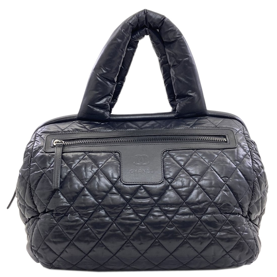Chanel Cocoko Koon Silverhardware Boston Bag Nylon: Chanel Cocoko Koon Silverhardware Boston Bag Nylon Black nylon exterior, characteristic of the iconic Boston bag style from CHANEL. This silver hardware adorned bag showcases the brand's signature sle
