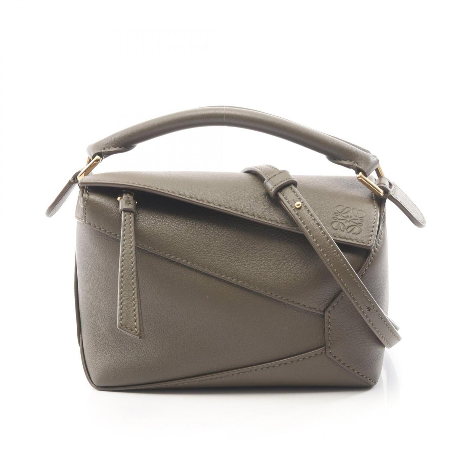 Loewe Handbag Leather: Loewe Handbag Leather This khaki leather handbag from Loewe measures 11cm x 17cm x 7cm, making it a compact and stylish accessory. The bag's classic design and high-quality materials ensure a timeless