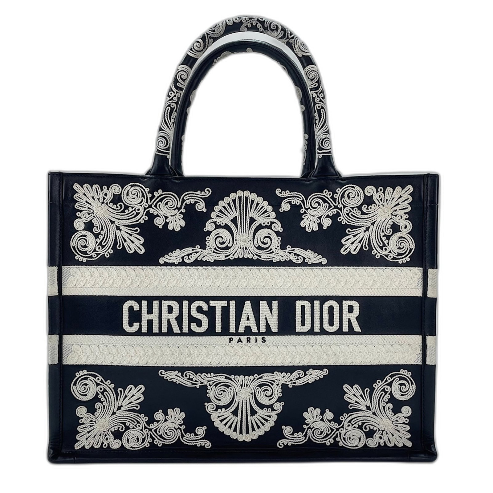 Christian Dior tote bag embroidery leather: Christian Dior tote bag embroidery leather Black Christian Dior tote bag with embroidery leather, measuring 28cm x 37cm x 15cm. This stylish tote features a unique combination of embroidered and