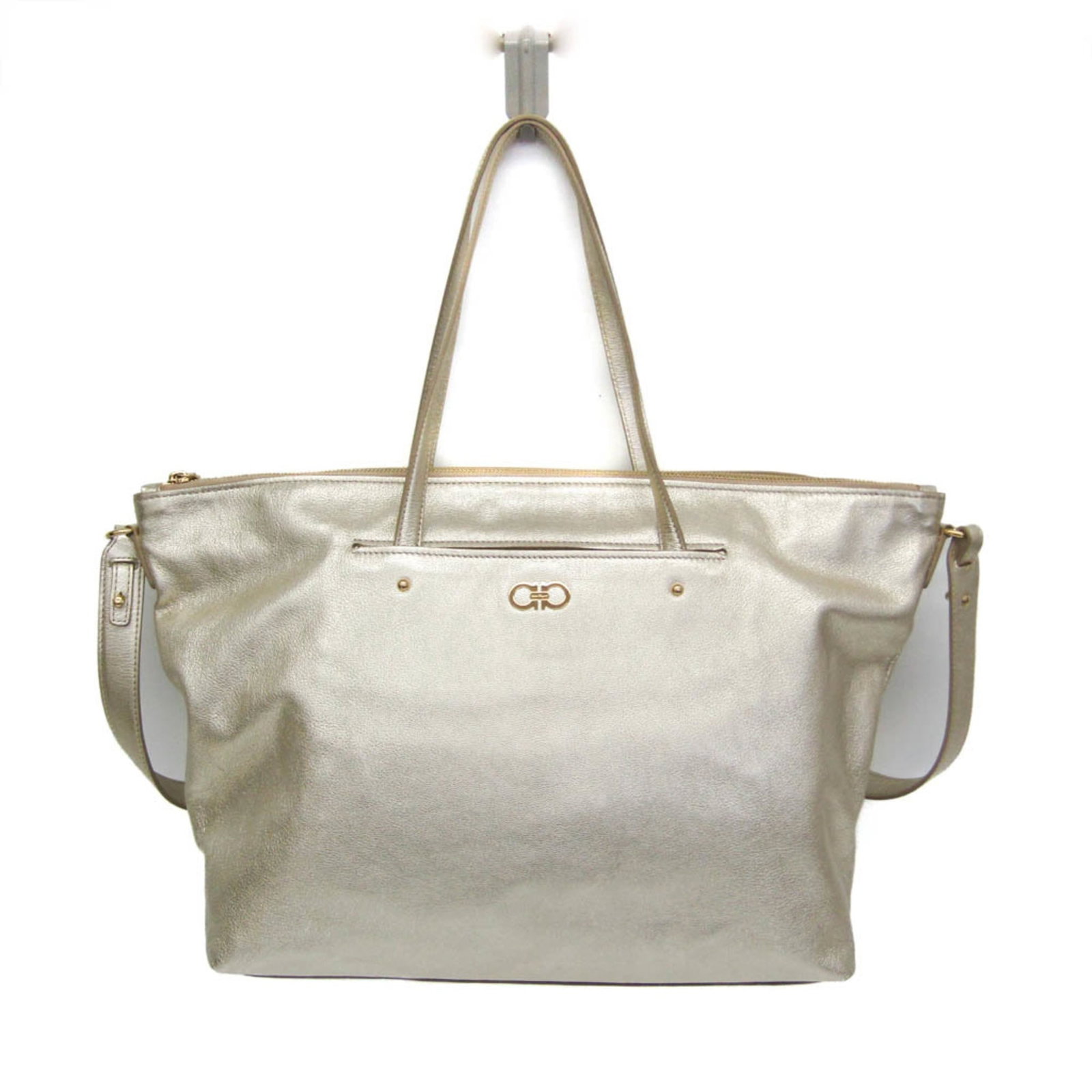 Handbag Salvatore Ferragamo Leather Shoulder: Handbag Salvatore Ferragamo Leather Shoulder Champagne gold leather shoulder bag from Salvatore Ferragamo's Gancini line, featuring a top width of 47cm and a sleek design with a zipper closure. The