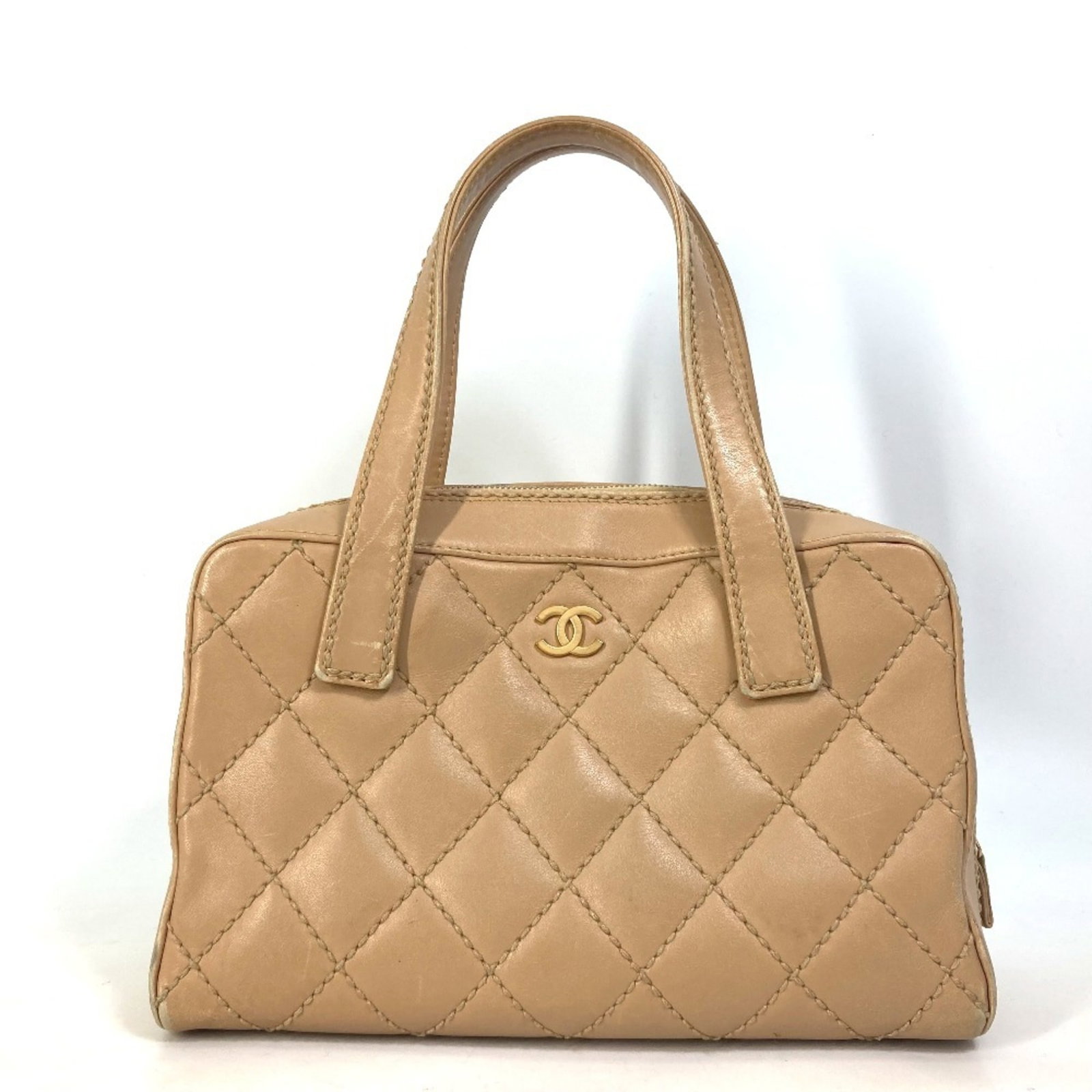 Leather Handbag Chanel: Leather Handbag Chanel This vintage Chanel leather handbag boasts a timeless beige color and classic design, with intricate stitching and attention to detail. The spacious interior is complemented by 