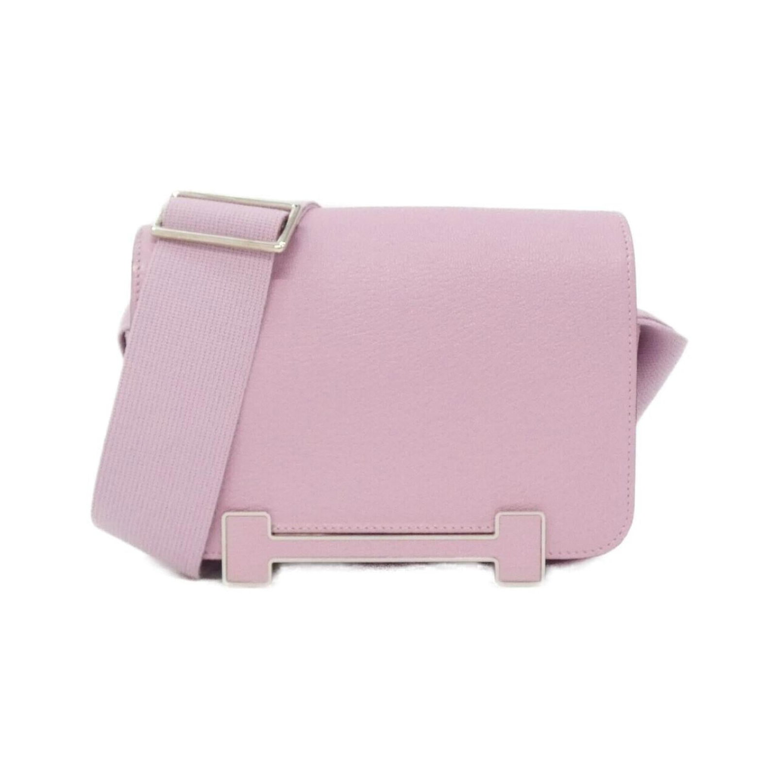 Hermes Leather Chevre Bag Shoulder: Hermes Leather Chevre Bag Shoulder Pink chevre leather shoulder bag from Hermes, featuring silver hardware and a compact size. This stylish accessory boasts a unique blend of modern design and luxurio