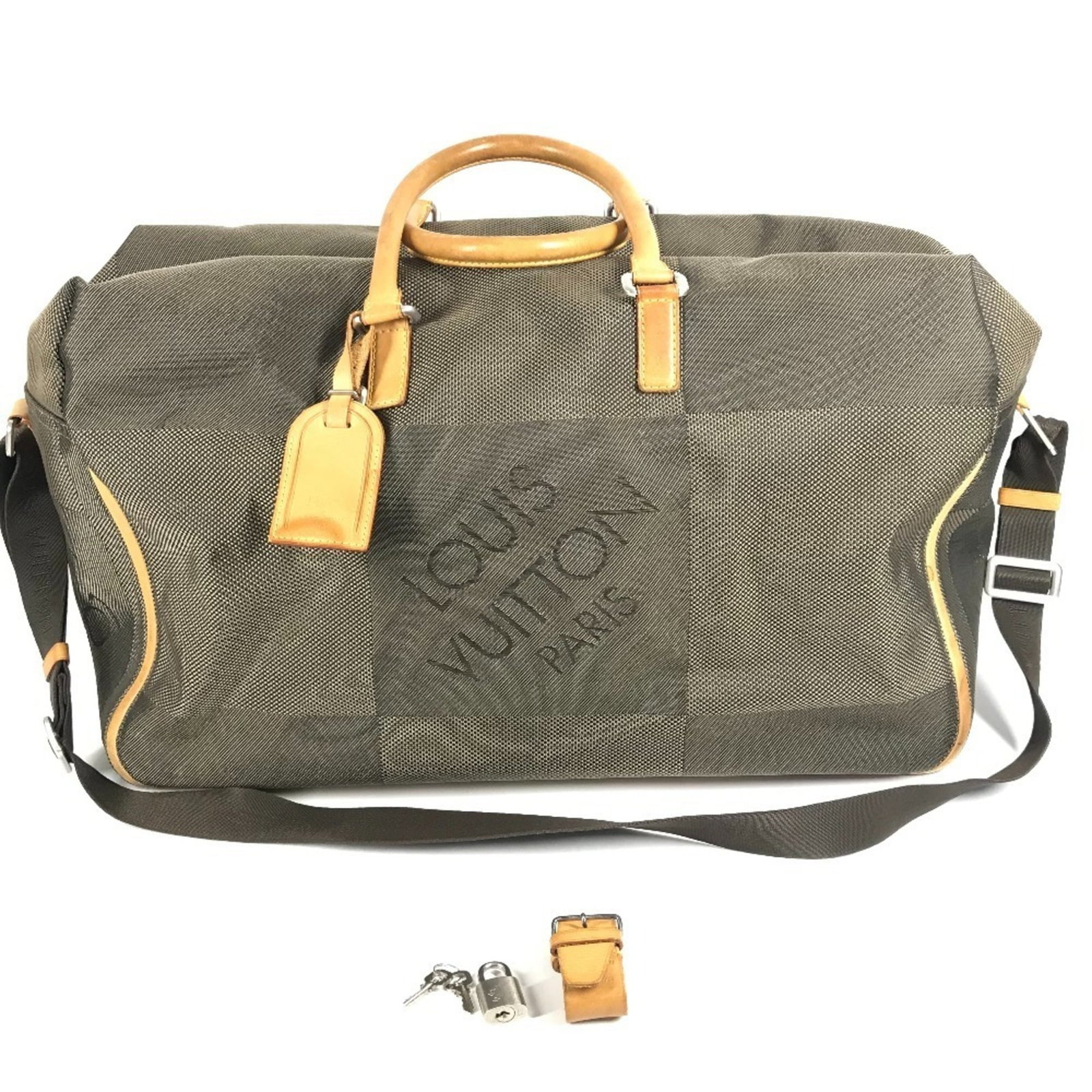 Boston bag Damier canvas geant Louis shoulder Vuitton: Boston bag Damier canvas geant Louis shoulder Vuitton Damier canvas, an iconic Louis Vuitton pattern, adorns the exterior of this Boston bag. Measuring 32cm x 51cm x 26cm, its earthy tone and