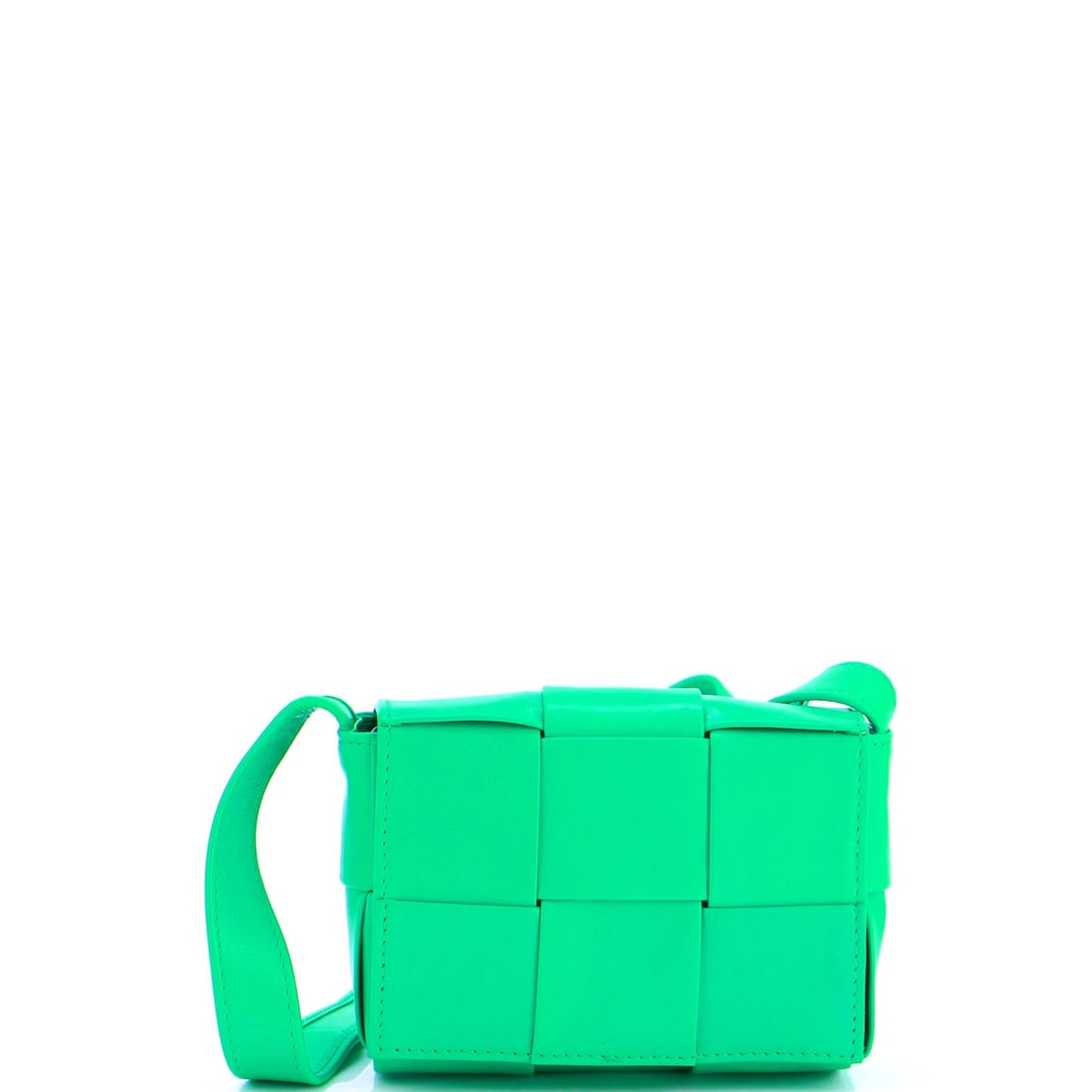 Leather Cassette Bag Intrecciato Candy Maxi Crossbody Bottega Veneta: Leather Cassette Bag Intrecciato Candy Maxi Crossbody Bottega Veneta Bottega Veneta's Cassette Crossbody Bag features an Intrecciato Candy Maxi design in green leather, with minor creases on the
