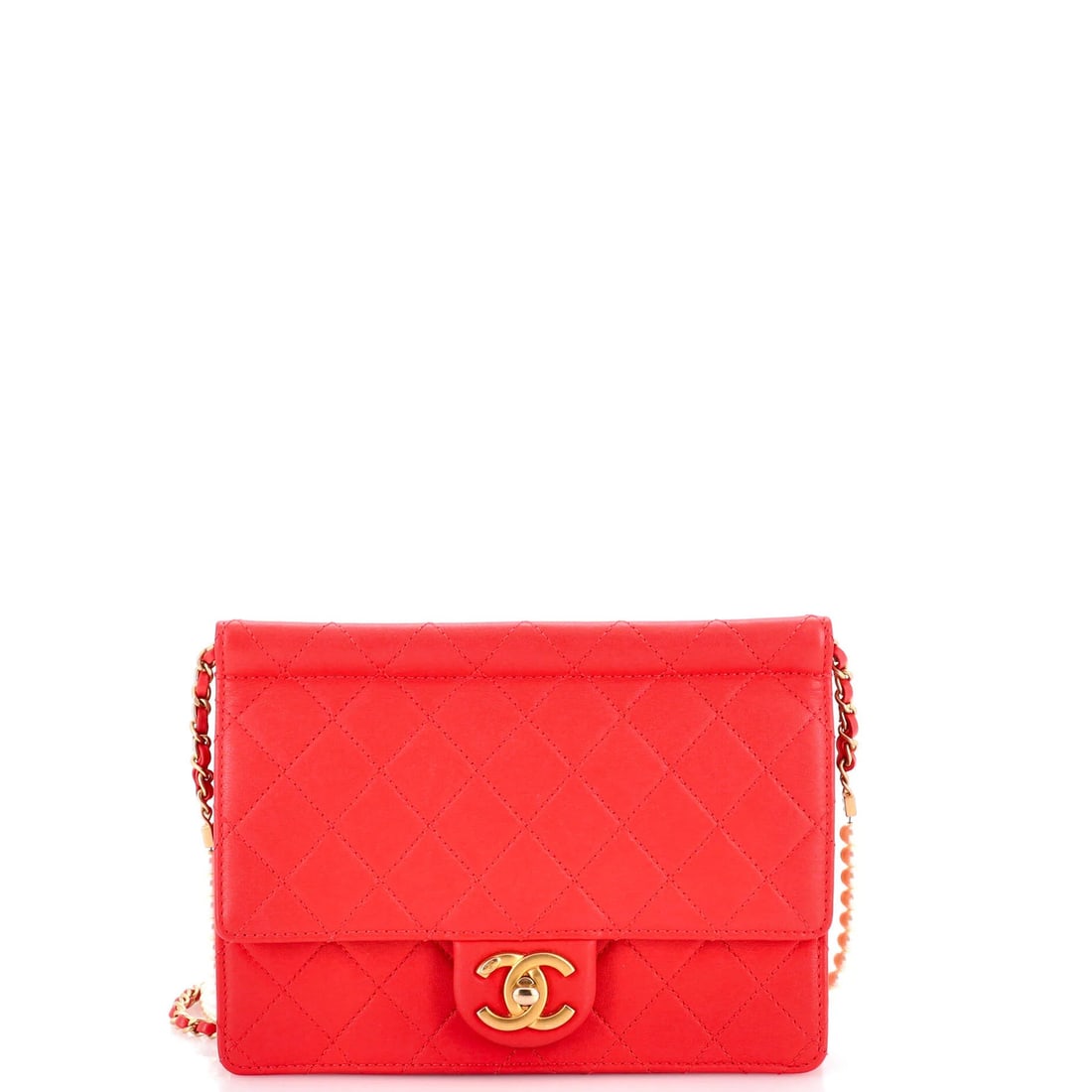 Chanel Quilted Lambskin Medium Pearl Chain Flap Bag: Chanel Quilted Lambskin Medium Pearl Chain Flap Bag This stunning Chanel Quilted Lambskin Medium Pearl Chain Flap Bag boasts its iconic red exterior, expertly crafted from quilted lambskin leather.