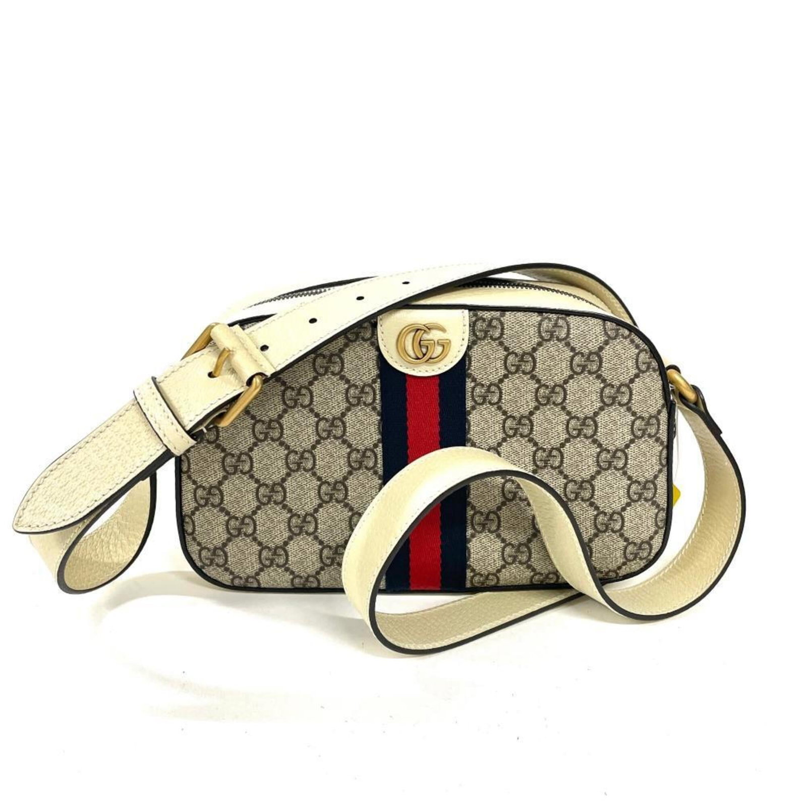 Supreme bag Gucci shoulder: Supreme bag Gucci shoulder Gucci's GG Supreme shoulder bag is a stylish and versatile accessory, boasting the iconic GG Supreme pattern in beige. Measuring 15.5cm x 24.5cm x 7cm, this compact bag feat