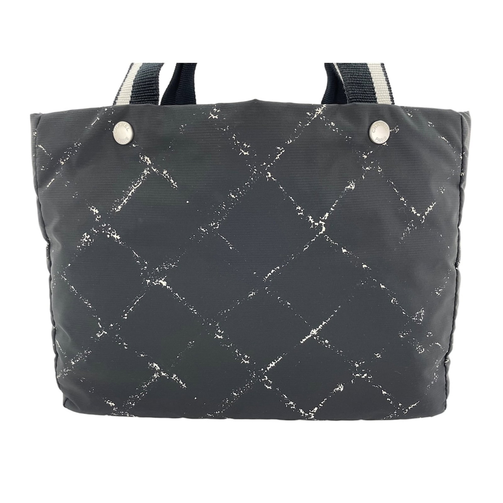Nylon bag tote Chanel: Nylon bag tote Chanel Black Nylon Tote Bag from Chanel's Travel Line, measuring 27cm x 4cm x 15cm. This tote bag features a durable nylon material and bears no serial number on its body. Its sleek