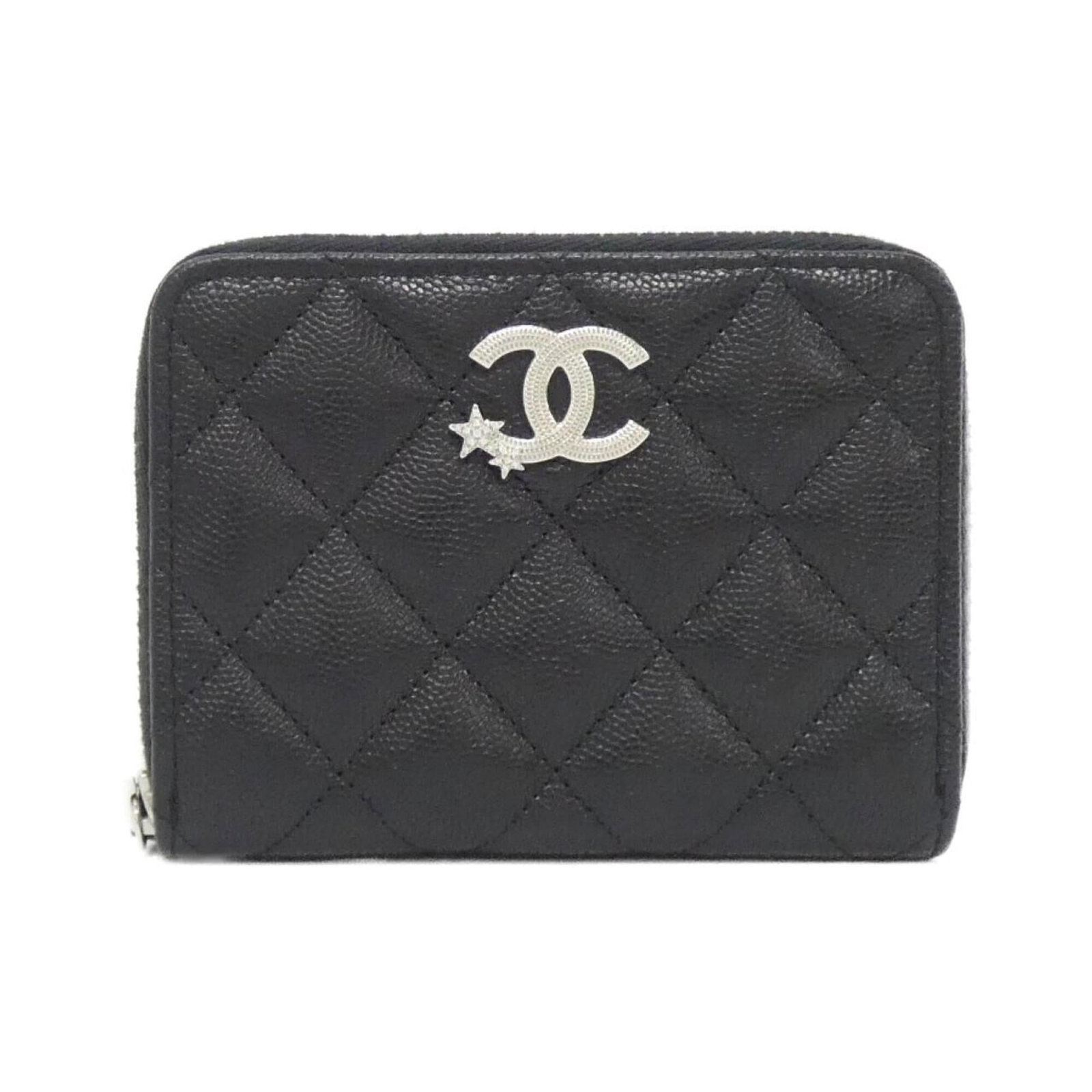 Calfskin Wallet Bi Fold Grained Chanel: Calfskin Wallet Bi Fold Grained Chanel Calfskin Wallet Bi Fold Grained Chanel - A sleek and sophisticated accessory, this black bi-fold wallet features high-quality grain calfskin material. Measuring 
