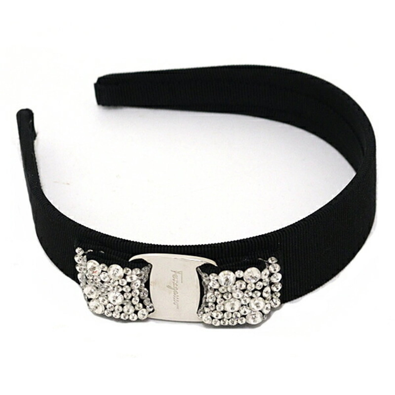 Salvatore Ferragamo Alice Band Brass Cotton Plastic: Salvatore Ferragamo Alice Band Brass Cotton Plastic The Salvatore Ferragamo Alice Band features a striking combination of brass, cotton, and plastic materials, with a crystal stone adding a touch of e